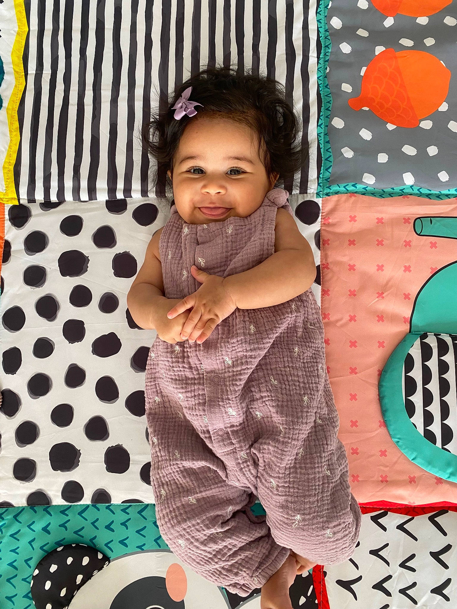 Lyana participe au concours pour gagner de l'argent avec cette photo : audio_equipment, black, child, cool, facial_expression, fashion_design, fun, green, happy, leisure, magenta, pattern, person, pink, sandal, snapshot, t_shirt, textile, toddler, white