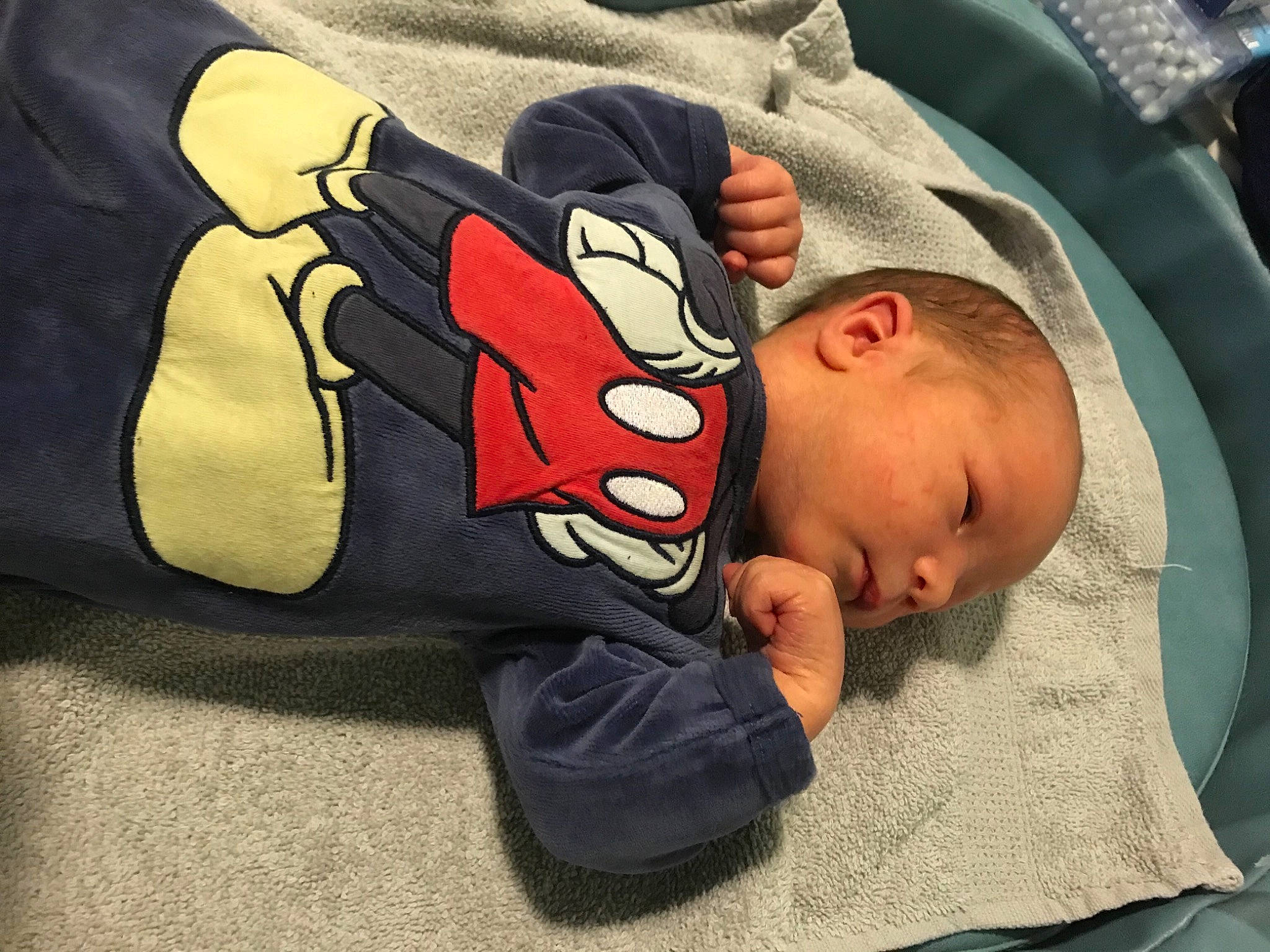 Ayrton participe au concours pour gagner de l'argent avec cette photo : baby, child, fictional_character, nap, person, sleep, toddler