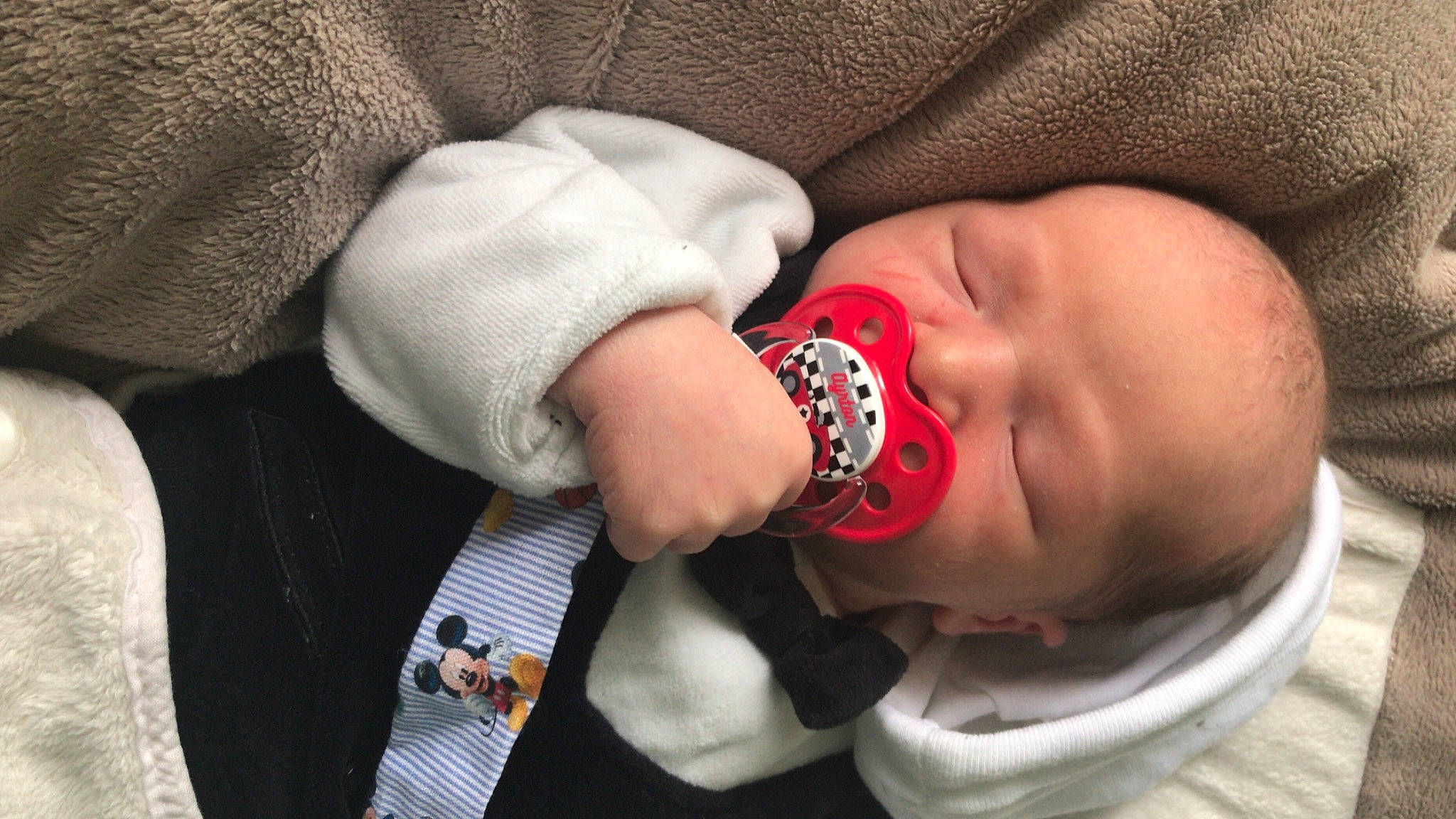 Ayrton participe au concours pour gagner de l'argent avec cette photo : baby, child, nail, person