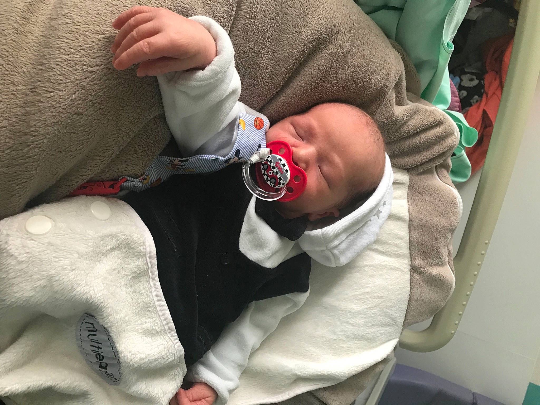 Ayrton a rejoint le concours — aidez-le/la à gagner de superbes lots ! arm, baby, birth, child, hand, person