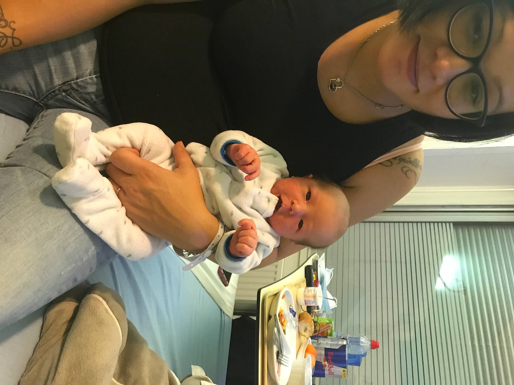 Ayrton participe au concours pour gagner de l'argent avec cette photo : arm, baby, birth, child, finger, hand, joy, person