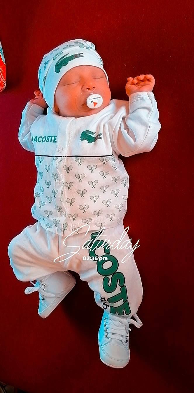 Ameline a rejoint le concours — aidez-le/la à gagner de superbes lots ! baby, baby_toddler_clothing, child, entertainment, event, fictional_character, font, green, happy, outerwear, pattern, personal_protective_equipment, sitting, sleeve, sports_gear, sportswear, t_shirt, thumb, toddler, white