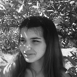 Lola a rejoint le concours — aidez-le/la à gagner de superbes lots ! beauty, black_and_white, black_hair, eye, eyebrow, face, forehead, hair, hairstyle, head, joy, lip, long_hair, monochrome_photography, nose, person, photograph, photography, portrait, selfie