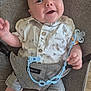 Louka a rejoint le concours — aidez-le/la à gagner de superbes lots ! baby, smiling, infant, face, clothing, shirt, shorts, pacifier, baby_carrier, fabric, seat, happy, cute, child, person, human, indoor, closeup, comfort, accessory