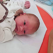 Louka a rejoint le concours — aidez-le/la à gagner de superbes lots ! newborn, baby, infant, face, lying_down, white_clothing, soft_surface, curious, skin, head, baby_care, blanket, indoors, small_hands, baby_outfit, portrait, child, sleeping_area, closeup, resting