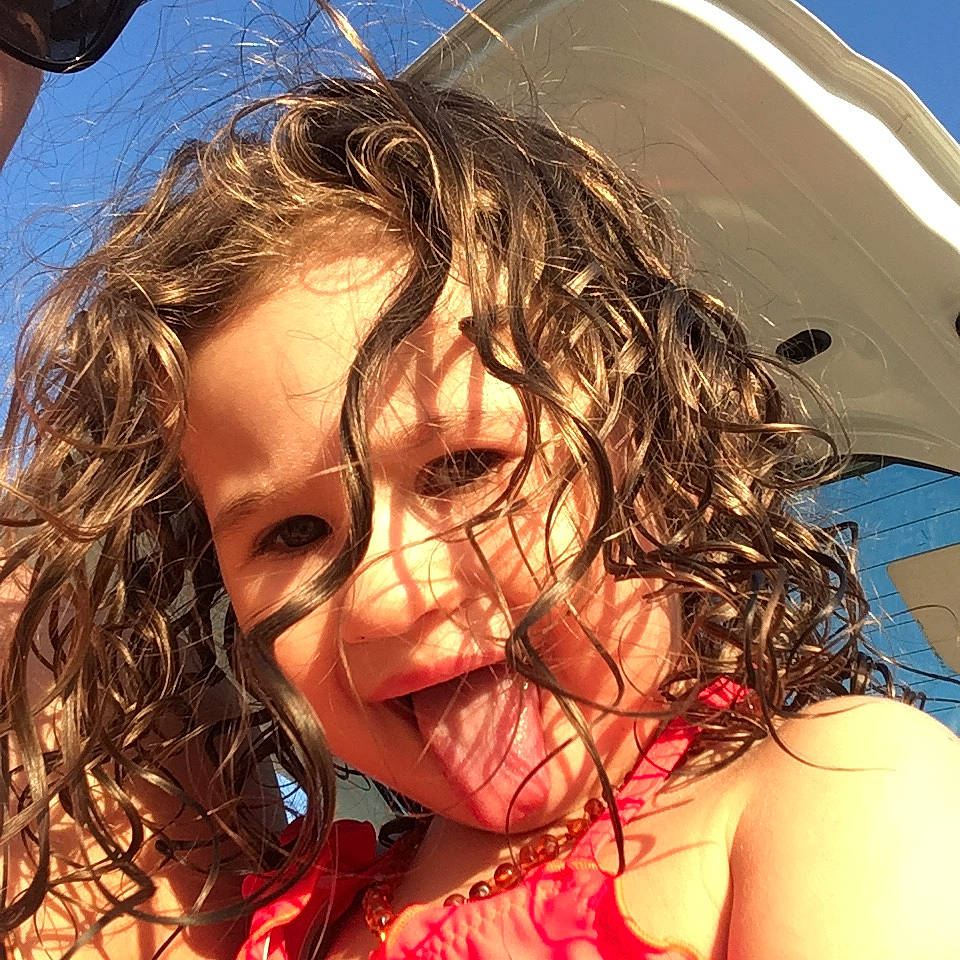 ísis a rejoint le concours — aidez-le/la à gagner de superbes lots ! chin, cool, face, fun, hair, hairstyle, head, human, lip, mouth, neck, nose, person, smile, summer, surfer_hair