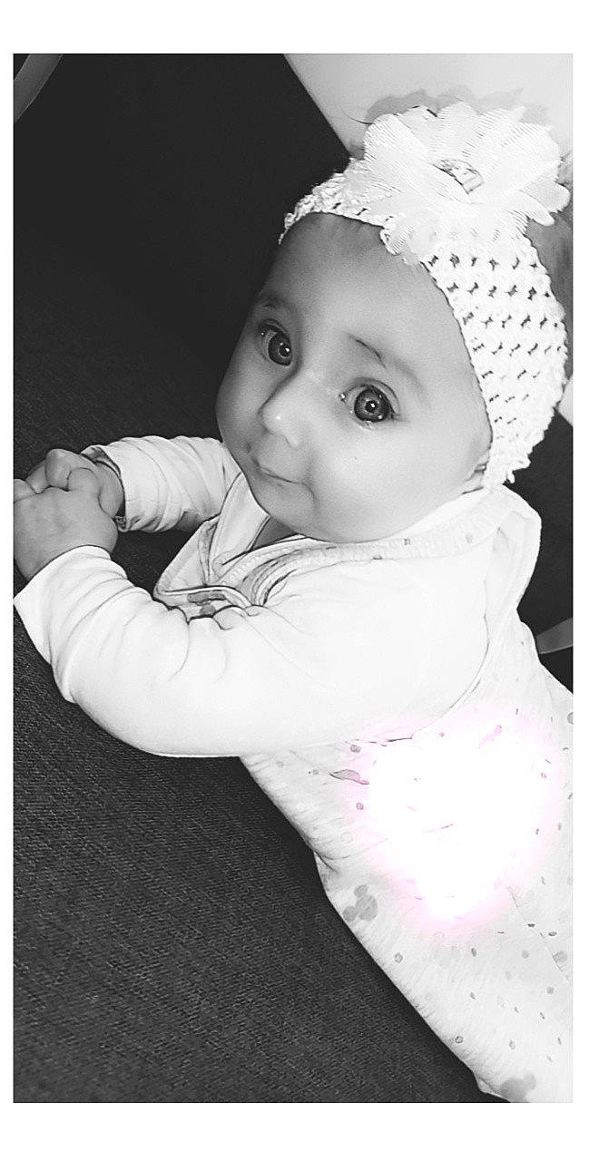 Leana participe au concours pour gagner de l'argent avec cette photo : baby, baby_products, baby_toddler_clothing, cap, cheek, child, eyelash, fashion_accessory, gesture, happy, headgear, headwear, lip, monochrome, monochrome_photography, nose, outerwear, pattern, person, sleeve