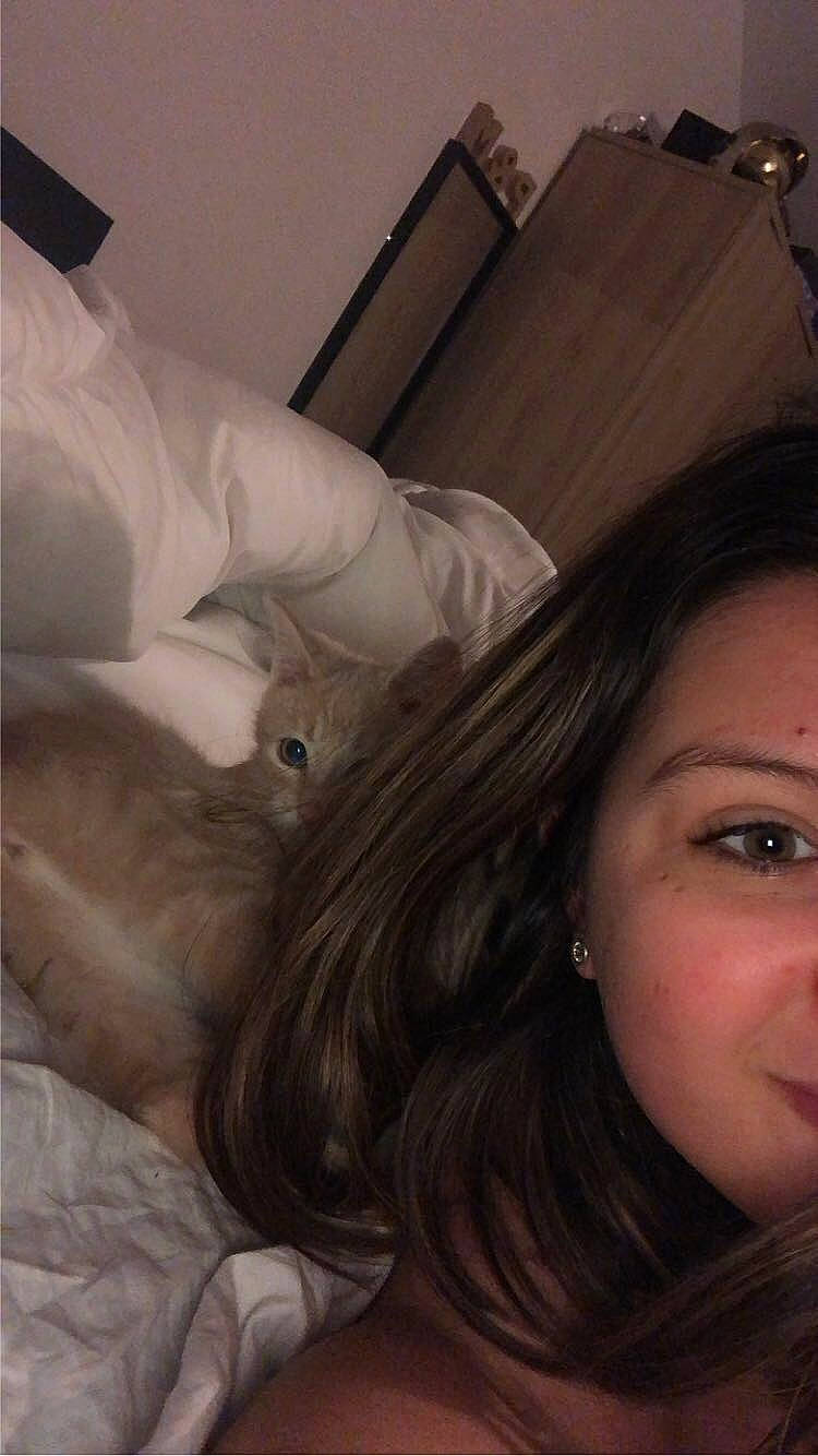 Mäiddy participe au concours pour gagner de l'argent avec cette photo : black_hair, comfort, ear, eye, eyebrow, eyelash, flash_photography, gesture, happy, head, jaw, layered_hair, lip, long_hair, mouth, neck, nose, organ, selfie, skin