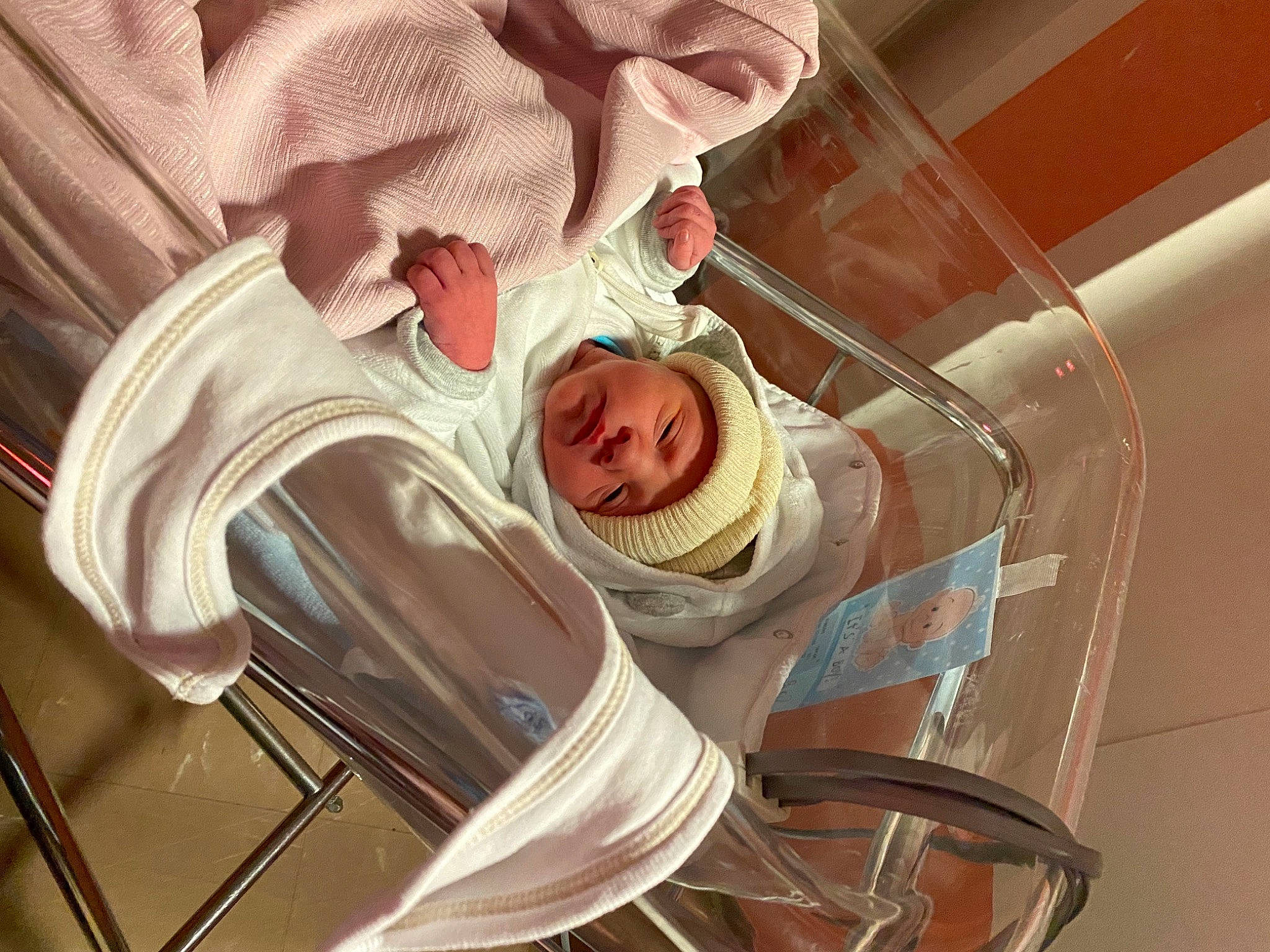 Taylor participe au concours pour gagner de l'argent avec cette photo : baby, comfort, headwear, laugh, person, tooth