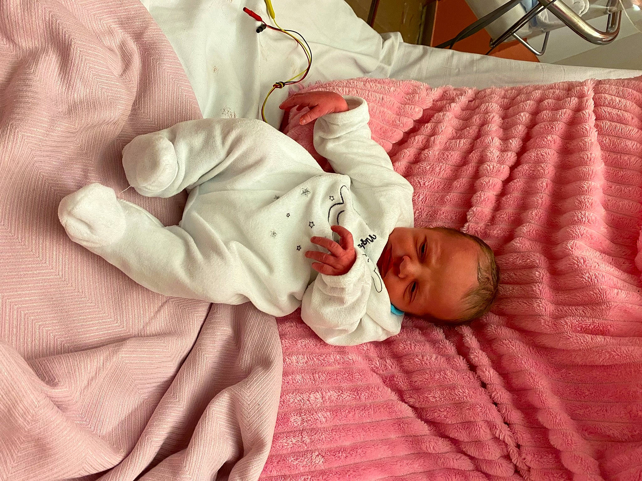 Taylor participe au concours pour gagner de l'argent avec cette photo : baby, baby_products, baby_sleeping, baby_toddler_clothing, bed, bed_sheet, bedding, bedtime, blanket, child, comfort, hospital_bed, linens, medical_equipment, nap, person, room, skin, sleep, toddler