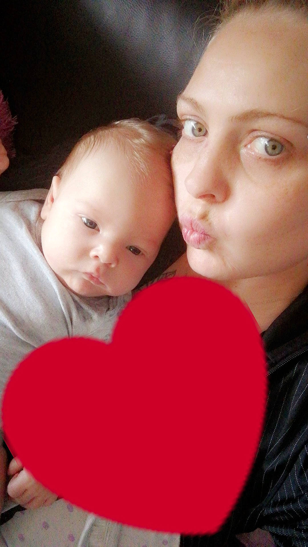 Tyler participe au concours pour gagner de l'argent avec cette photo : baby, cheek, child, daughter, face, forehead, head, interaction, lip, love, mother, mouth, nose, person, pink, sibling, skin, smile, toddler