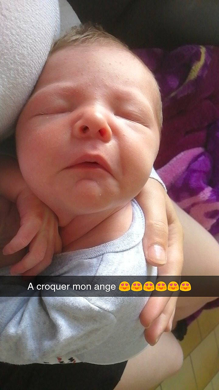 Tyler participe au concours pour gagner de l'argent avec cette photo : baby, baby_making_funny_faces, cheek, child, ear, eye, face, facial_expression, finger, forehead, hand, head, lip, mouth, nose, person, photo_caption, skin, smile, toddler