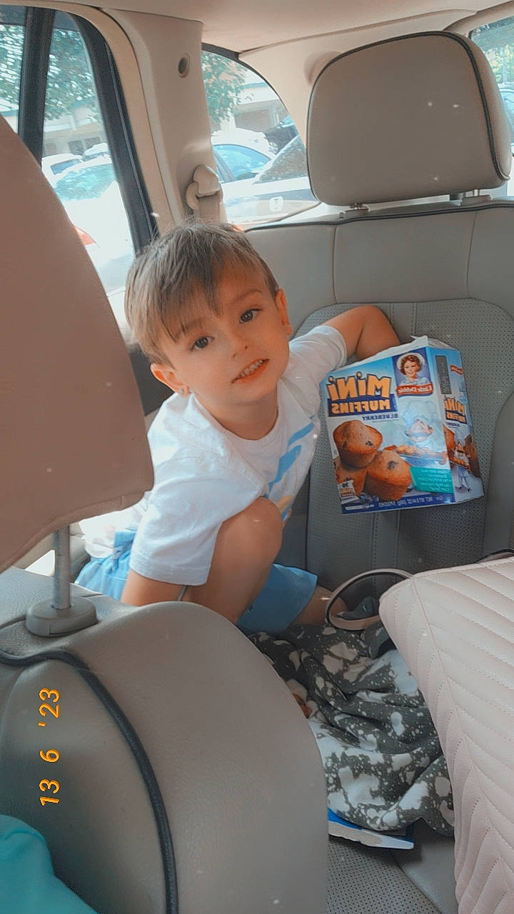 Memphis is registered to the contest to win money with this photo: auto_part, automotive_design, automotive_exterior, baby, baby_toddler_clothing, blurred, car_seat, car_seat_cover, child, comfort, family_car, fun, head_restraint, lap, motor_vehicle, person, seat_belt, sitting, thigh, toddler