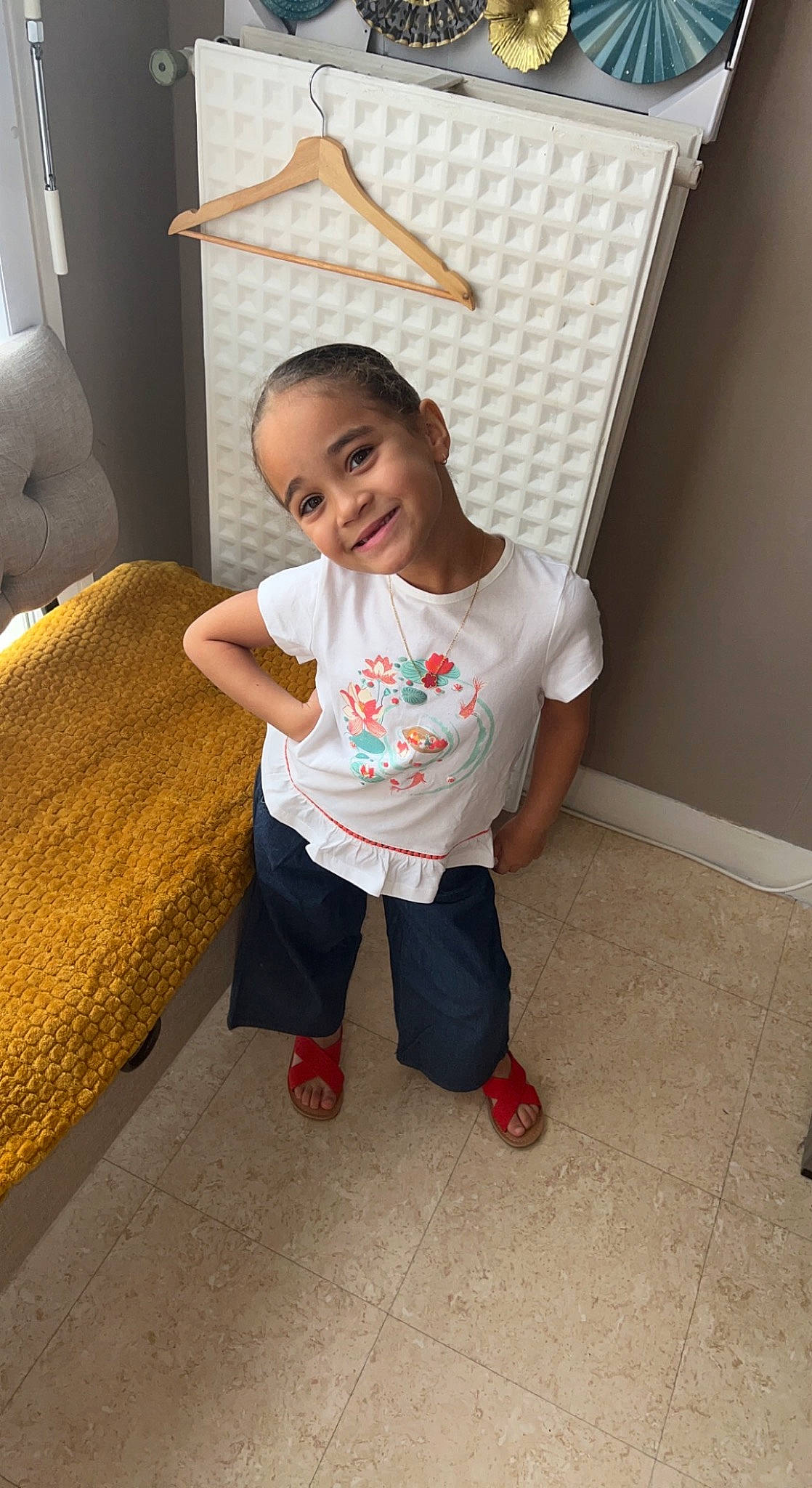 Tamara a rejoint le concours — aidez-le/la à gagner de superbes lots ! arm, baby_toddler_clothing, child, comfort, eye, floor, flooring, foot, happy, hardwood, head, human_leg, joy, leg, leisure, person, smile, t_shirt, thigh, toddler