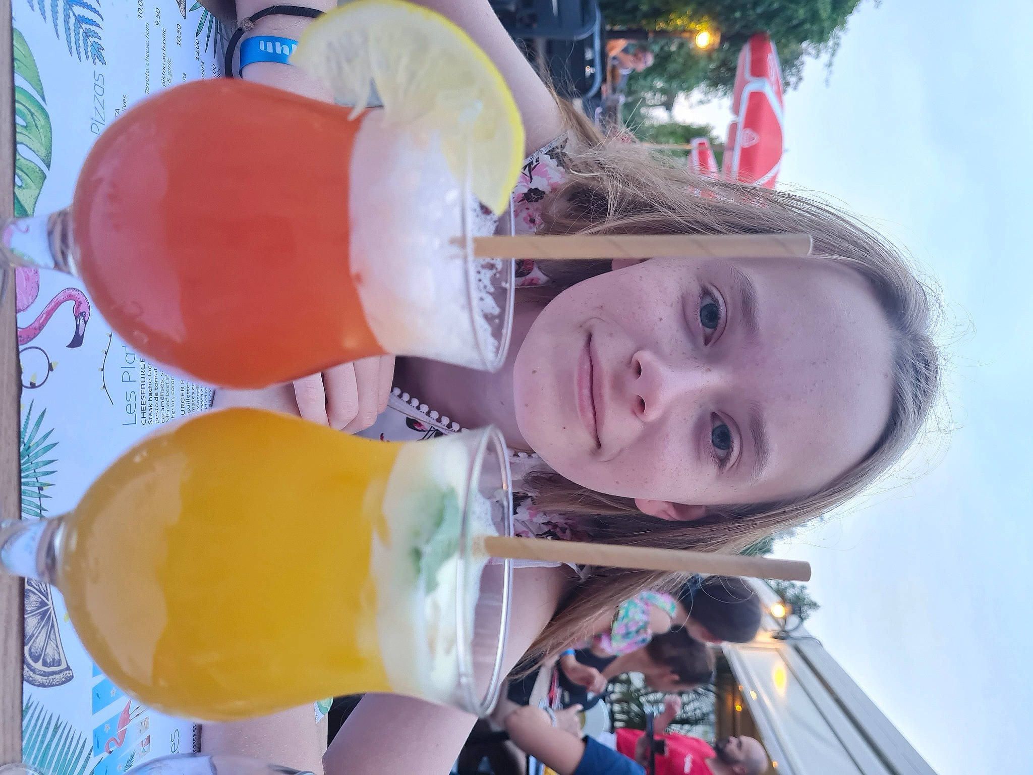 Angie a rejoint le concours — aidez-le/la à gagner de superbes lots ! child, drinking, electric_blue, eyewear, fun, happy, joy, leisure, light, party_supply, person, plastic, plastic_bottle, sky, smile, toddler, tree, water, yellow