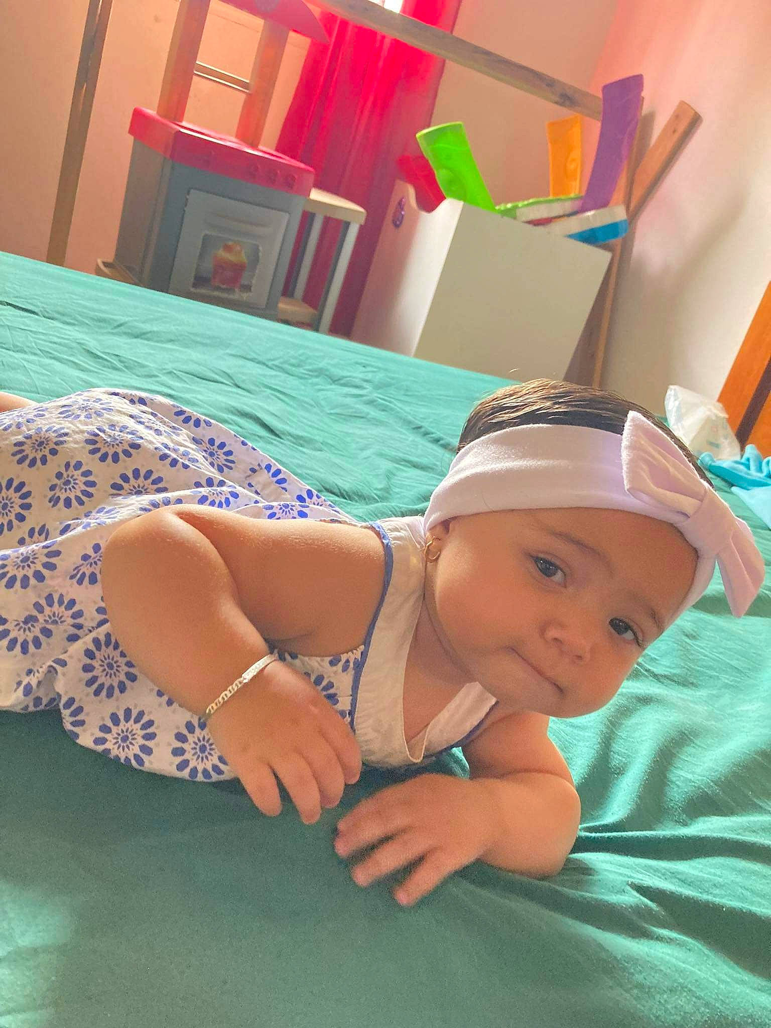 Maëlle a rejoint le concours — aidez-le/la à gagner de superbes lots ! abdomen, baby, bed, cap, chest, child, comfort, diaper, flooring, fun, happy, hat, headgear, headwear, human_leg, leisure, linens, person, room, thigh