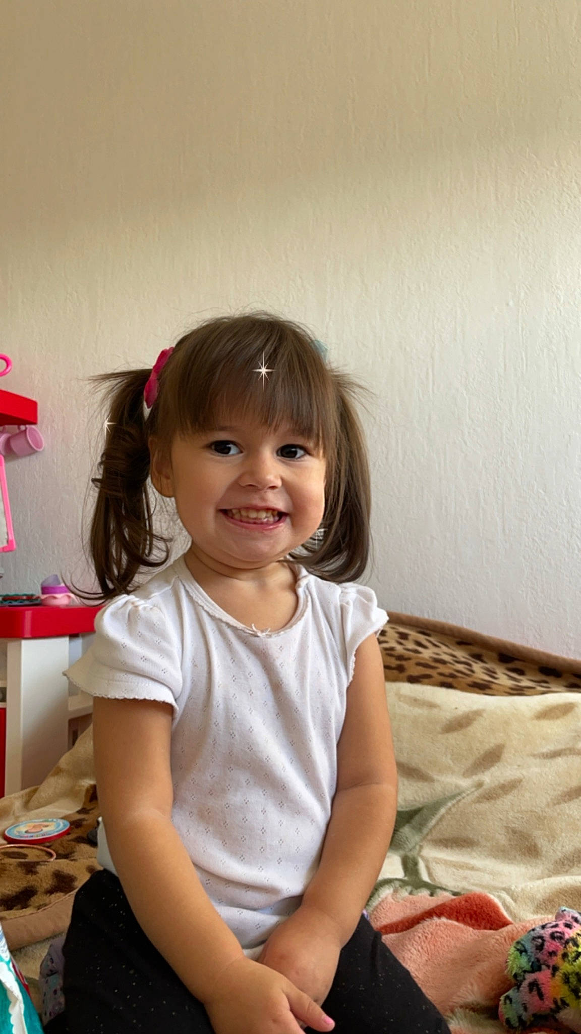 Rayhana participe au concours pour gagner de l'argent avec cette photo : baby_toddler_clothing, cheek, chin, dress, eye, eyelash, face, hair, happy, head, human_body, iris, joy, lip, long_hair, neck, person, shoulder, skin, sleeve