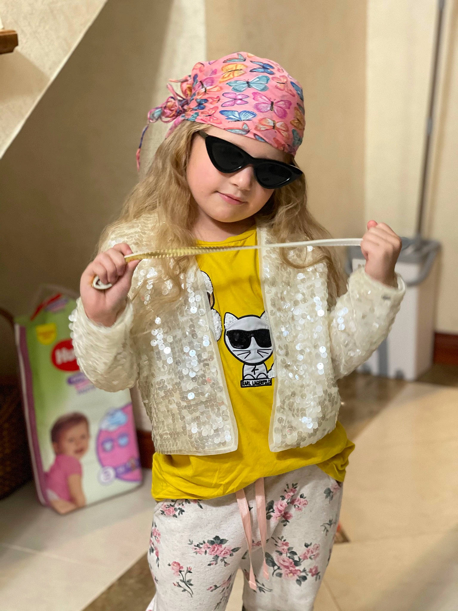 Yasmina a rejoint le concours — aidez-le/la à gagner de superbes lots ! active_pants, baby_toddler_clothing, blond, blurred, bow_tie, cap, cool, eyewear, fashion_design, glasses, goggles, happy, headwear, pattern, person, personal_protective_equipment, pink, sleeve, street_fashion, sunglasses