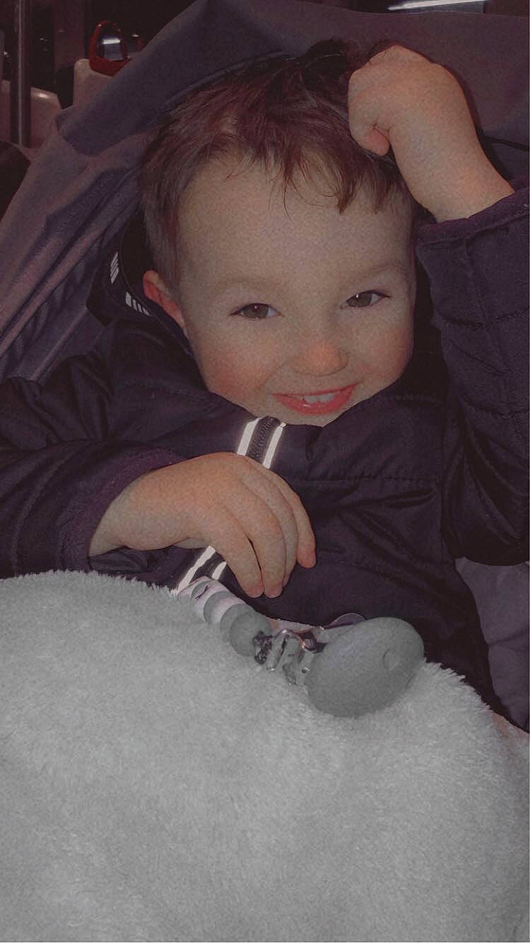 Kenzo a rejoint le concours — aidez-le/la à gagner de superbes lots ! baby, baby_toddler_clothing, cheek, child, comfort, flash_photography, flooring, fun, gesture, happy, iris, joy, mouth, nose, person, room, sitting, skin, sleeve, smile