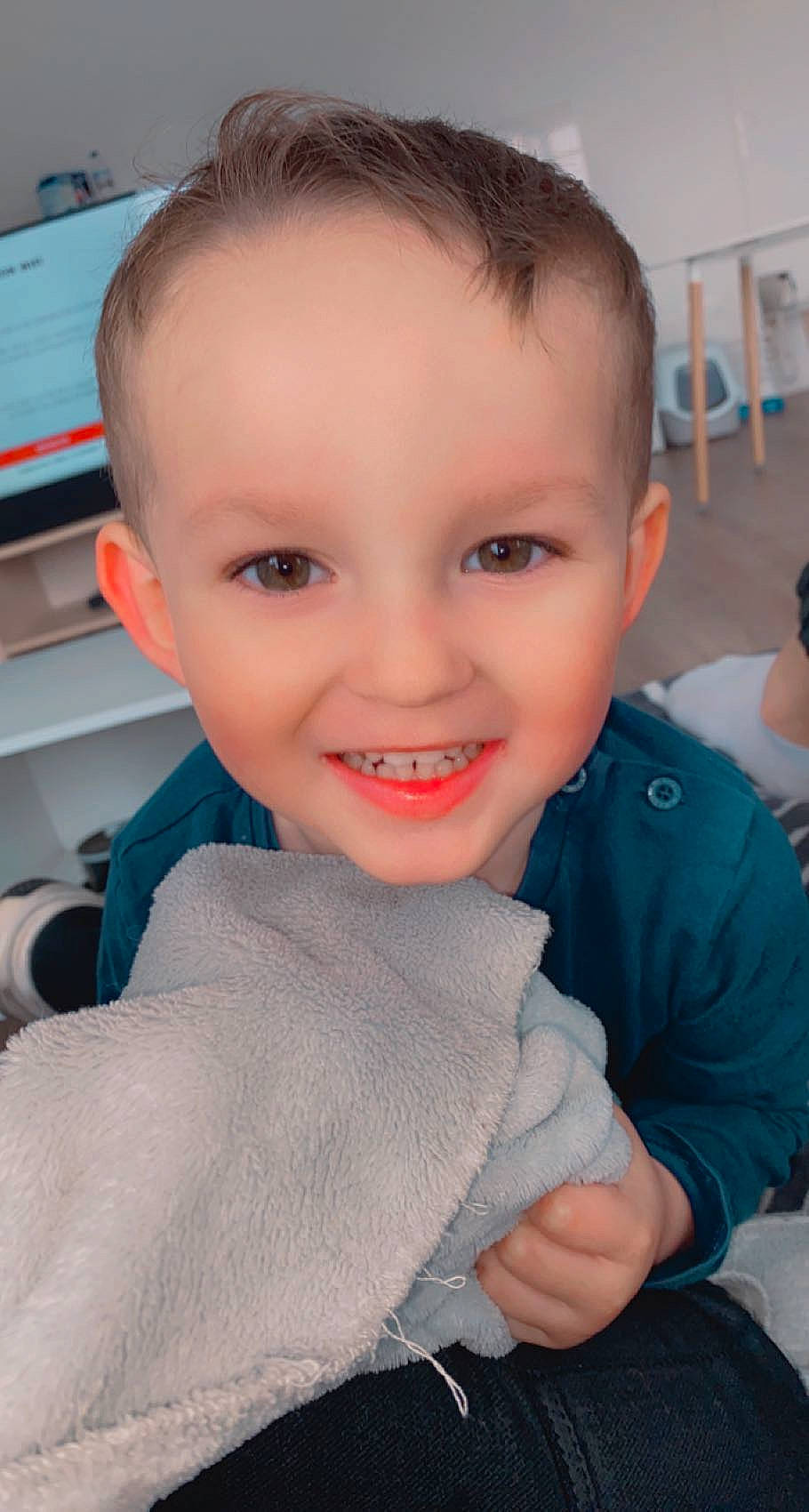 Kenzo participe au concours pour gagner de l'argent avec cette photo : cheek, chin, ear, eye, eyebrow, eyelash, finger, forehead, gesture, happy, head, iris, jaw, joy, lip, mouth, neck, nose, person, skin