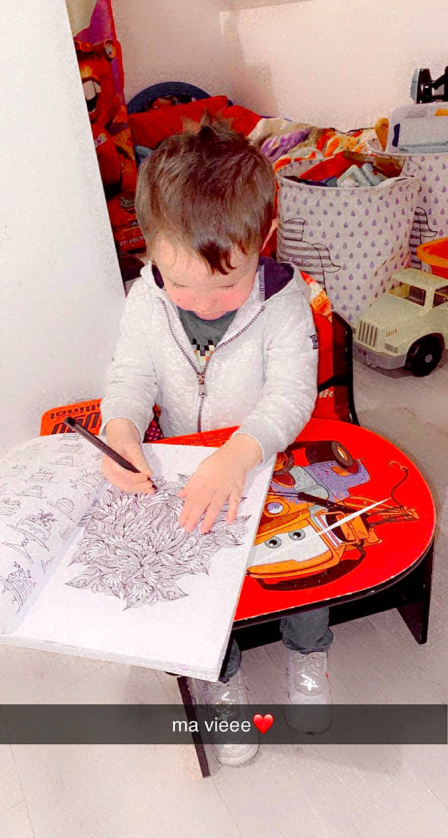 Kenzo participe au concours pour gagner de l'argent avec cette photo : art, carmine, child, flooring, fun, learning, orange, pattern, person, play, reading, room, sitting, textile, tire, toddler, toy, visual_arts, wheel, writing