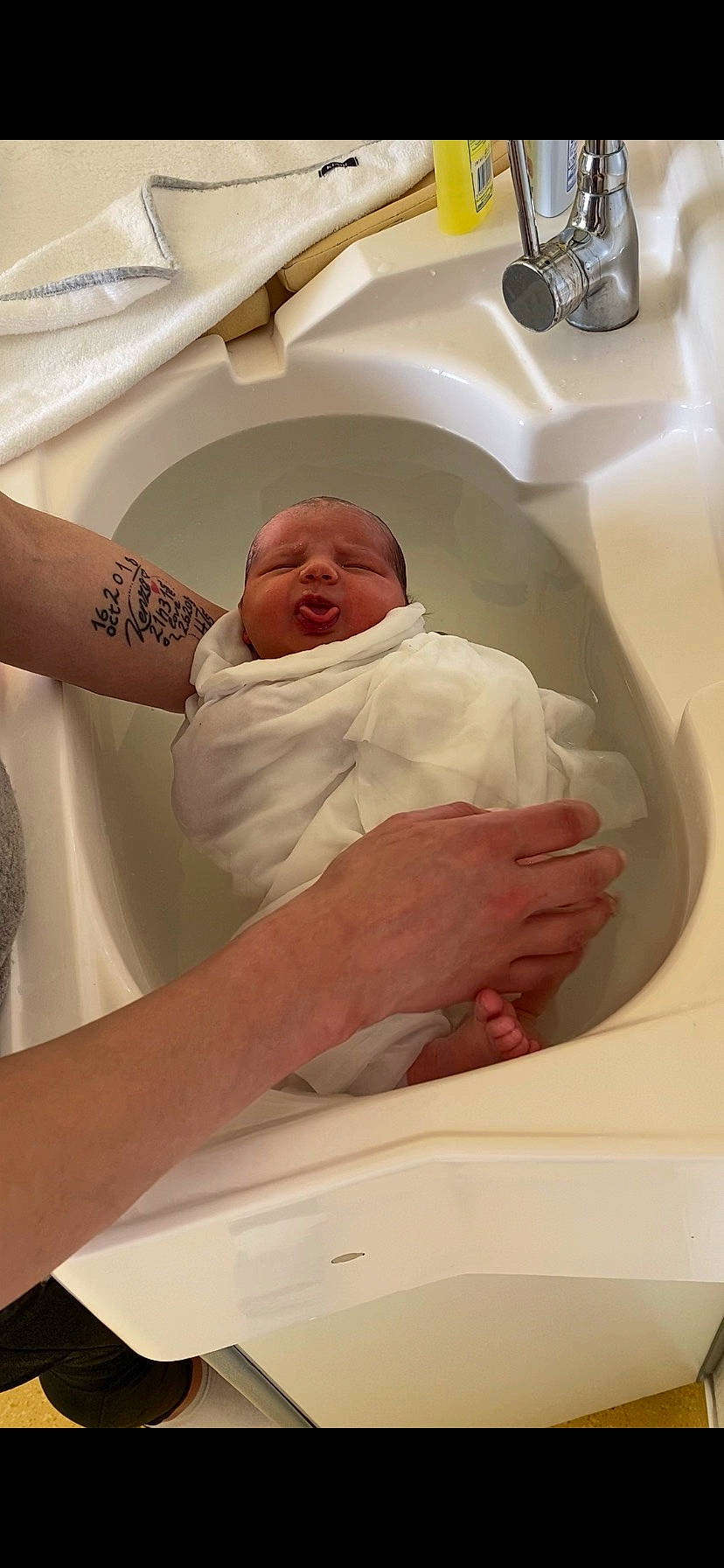 Lyah a rejoint le concours — aidez-le/la à gagner de superbes lots ! baby, baby_safety, bed, child, circle, comfort, event, gesture, health_care, hospital, hospital_bed, linens, medical, medical_equipment, patient, person, room, service, skin, thumb