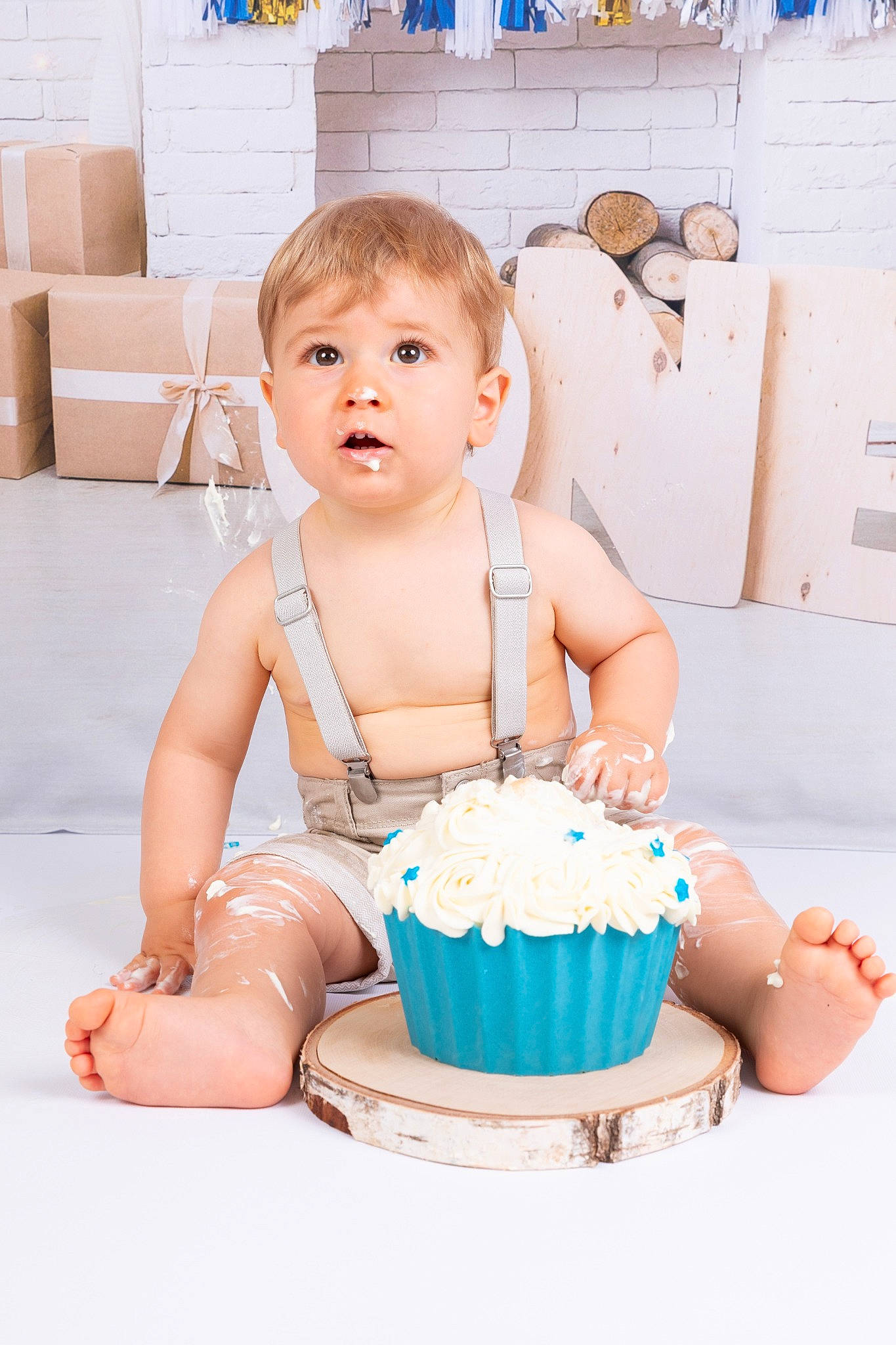 Tymaël a rejoint le concours — aidez-le/la à gagner de superbes lots ! baby, baby_bathing, birthday, cake, child, food, person, sitting, surprise, toddler