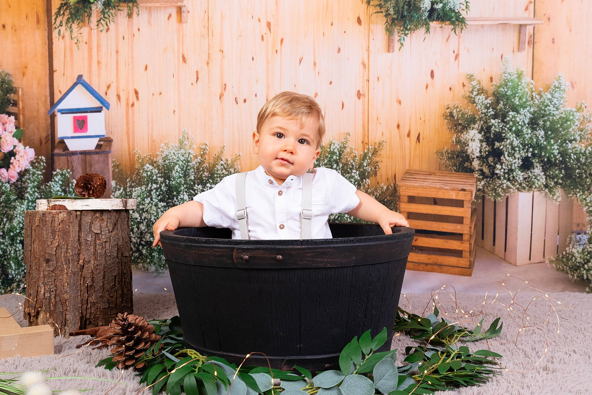 Tymaël participe au concours pour gagner de l'argent avec cette photo : child, flowerpot, person, plant, toddler, yard