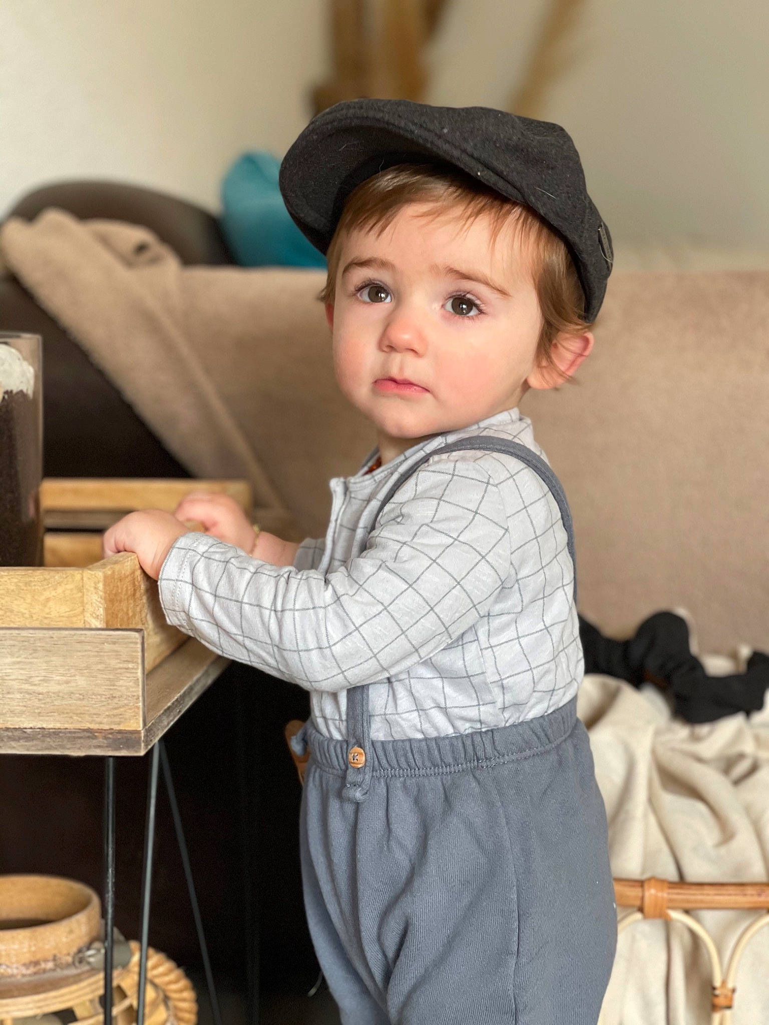 Marius a rejoint le concours — aidez-le/la à gagner de superbes lots ! baby, baby_toddler_clothing, bag, child, couch, ear, mug, person, toddler, wood_stain