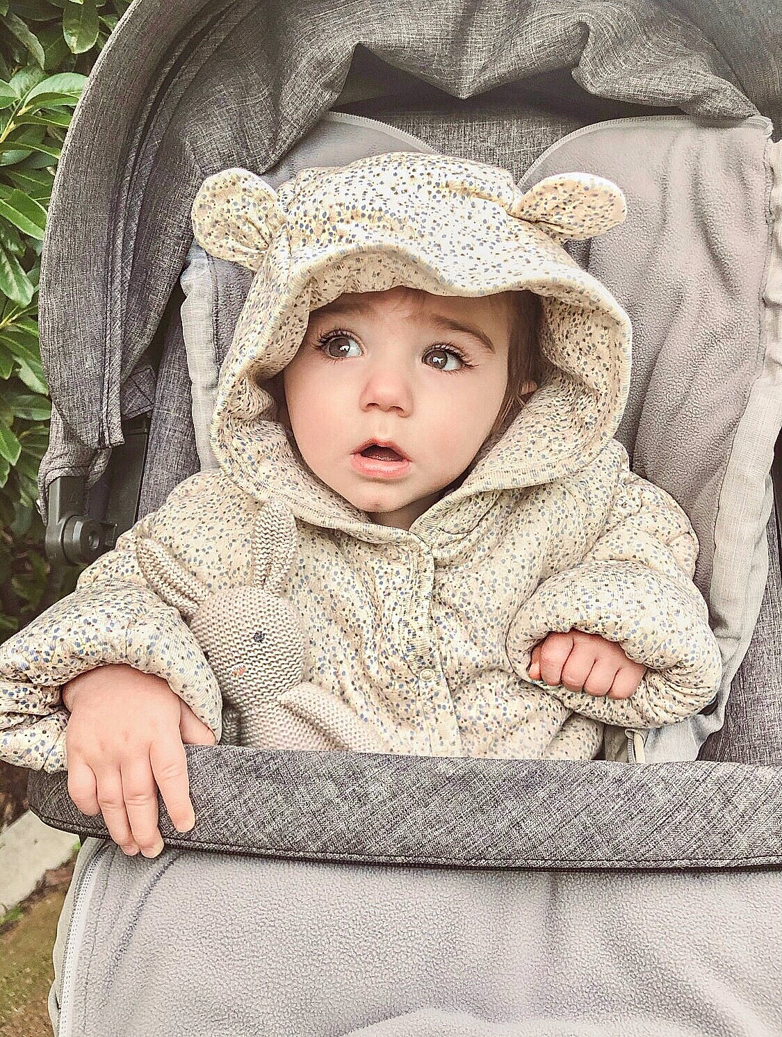 Marius a rejoint le concours — aidez-le/la à gagner de superbes lots ! baby, baby_toddler_clothing, beige, bonnet, cheek, child, child_model, comfort, costume_accessory, costume_hat, headwear, hood, human, nose, person, portrait, skin, surprise, toddler