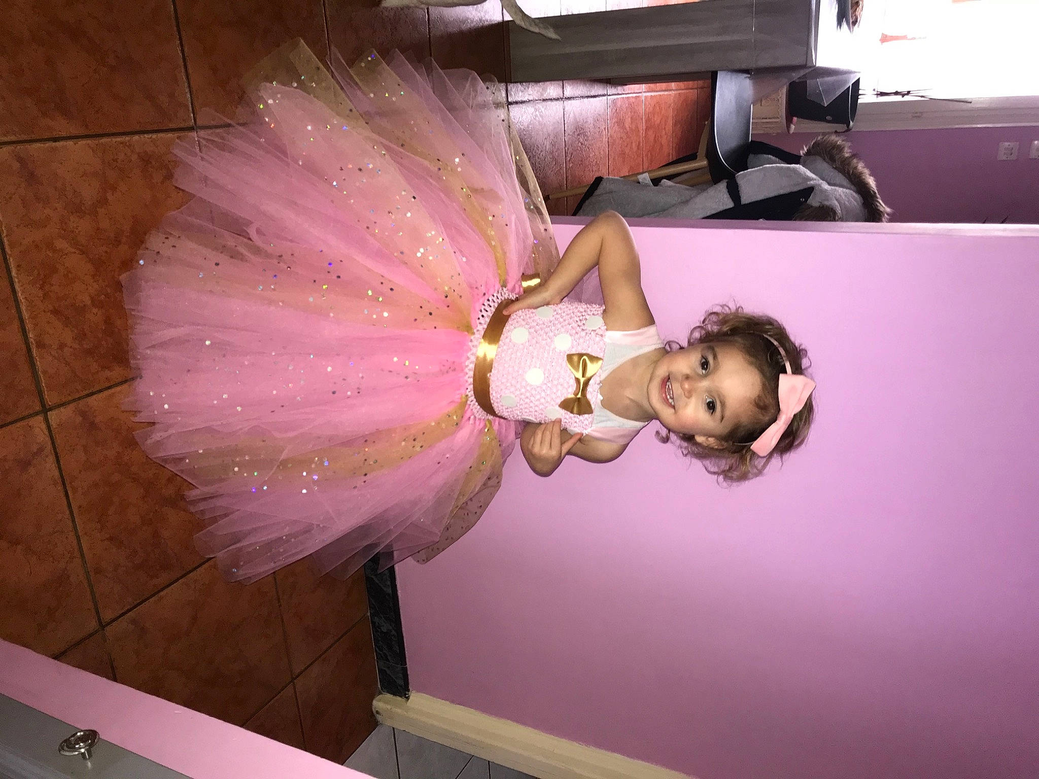 Shayma a rejoint le concours — aidez-le/la à gagner de superbes lots ! art, ceiling, event, eyelash, fashion_accessory, fashion_design, feather, flooring, fun, hair_coloring, happy, haute_couture, headpiece, joy, magenta, peach, person, pink, purple, room