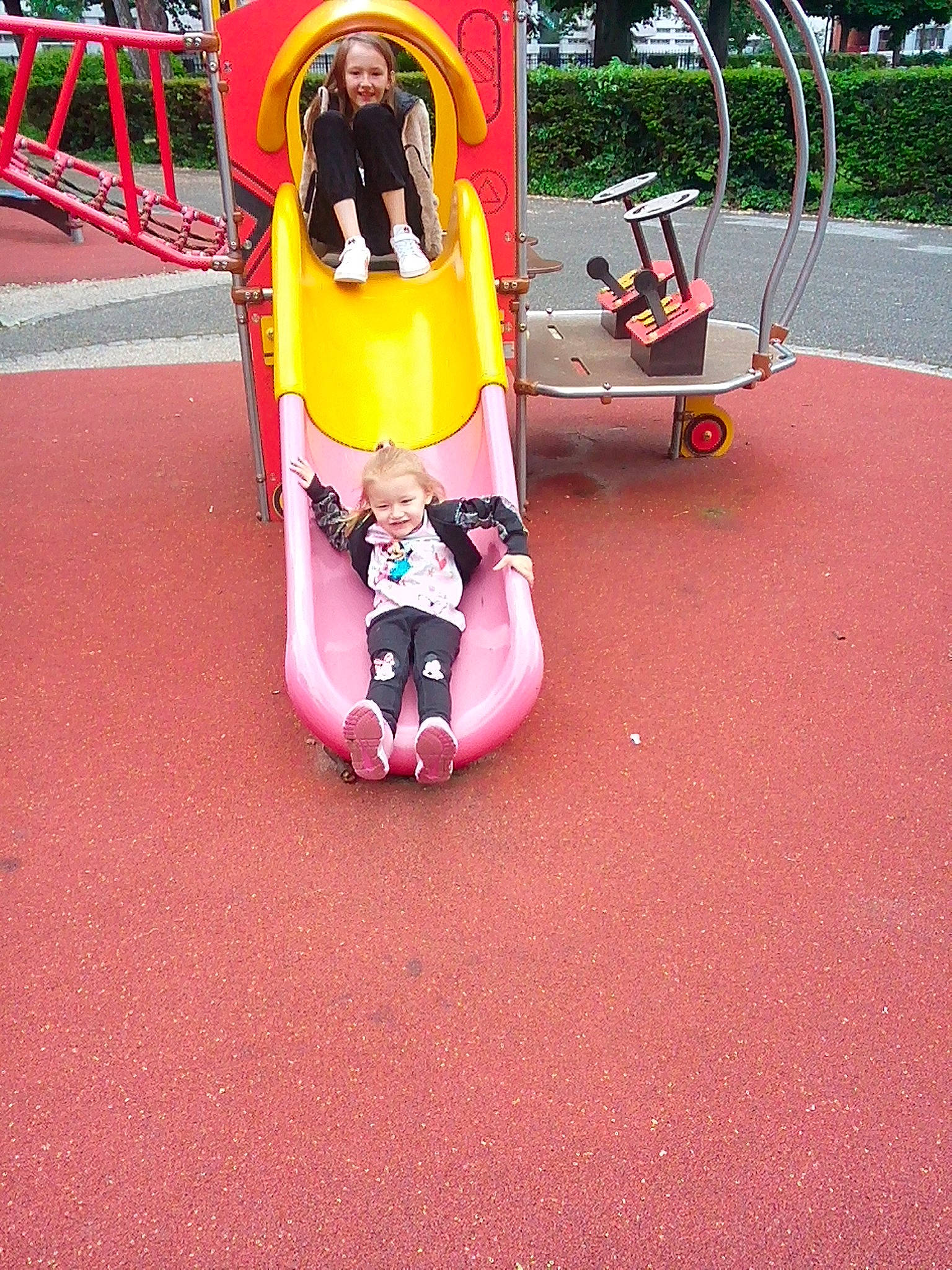 Salomée participe au concours pour gagner de l'argent avec cette photo : asphalt, boats_and_boating_equipment_and_supplies, chute, city, flooring, fun, grass, joy, leisure, magenta, nonbuilding_structure, outdoor_play_equipment, person, play, playground, recreation, toddler, vehicle, water_transportation