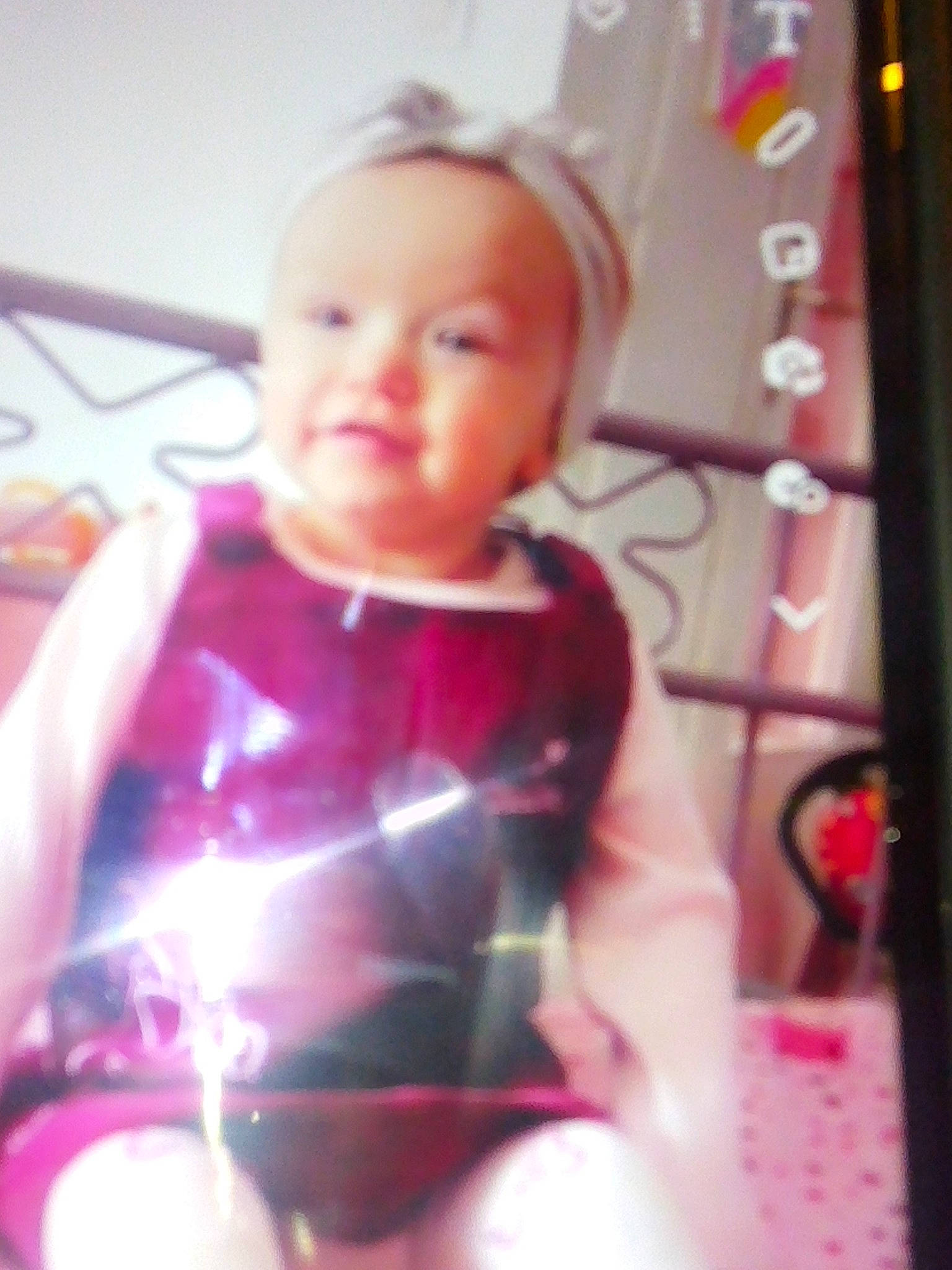 Amaya a rejoint le concours — aidez-le/la à gagner de superbes lots ! baby, baby_toddler_clothing, chest, child, cool, electric_blue, fun, happy, magenta, neck, pattern, person, personal_protective_equipment, pink, play, room, selfie, sitting, sleeve, t_shirt