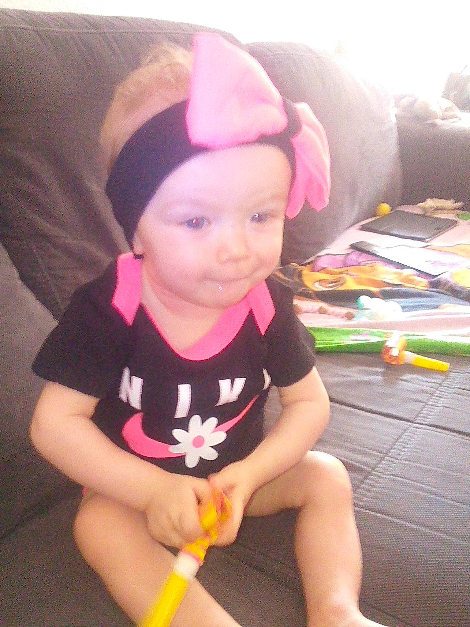 Amaya a rejoint le concours — aidez-le/la à gagner de superbes lots ! baby, baby_toddler_clothing, cap, child, comfort, fashion_accessory, fun, happy, hat, headwear, human_leg, magenta, person, pink, purple, shorts, sitting, sleeve, smile, t_shirt