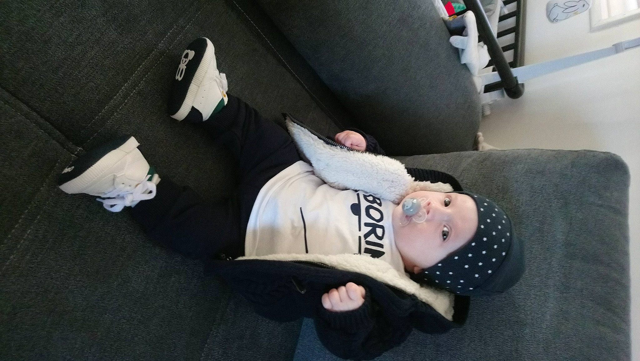 Ennio a rejoint le concours — aidez-le/la à gagner de superbes lots ! arm, auto_part, automotive_design, baby_carriage, baby_products, car_seat, child, comfort, family_car, flooring, hand, headwear, human_body, human_leg, knee, leg, luxury_vehicle, person, sitting, toddler