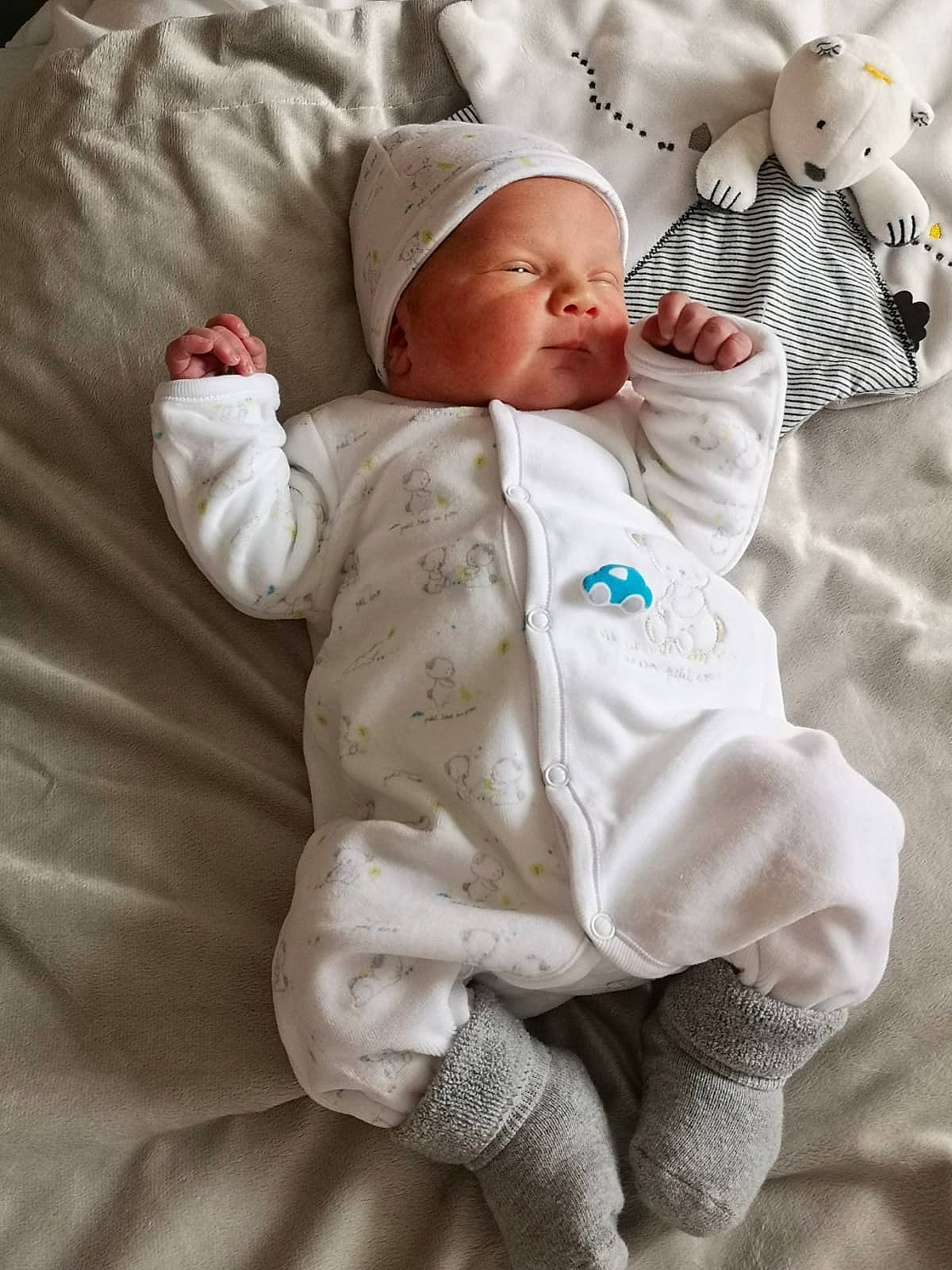 Ennio a rejoint le concours — aidez-le/la à gagner de superbes lots ! baby, baby_products, baby_sleeping, baby_toddler_clothing, cap, child, comfort, fur, headgear, linens, pattern, person, sitting, sleeve, toddler