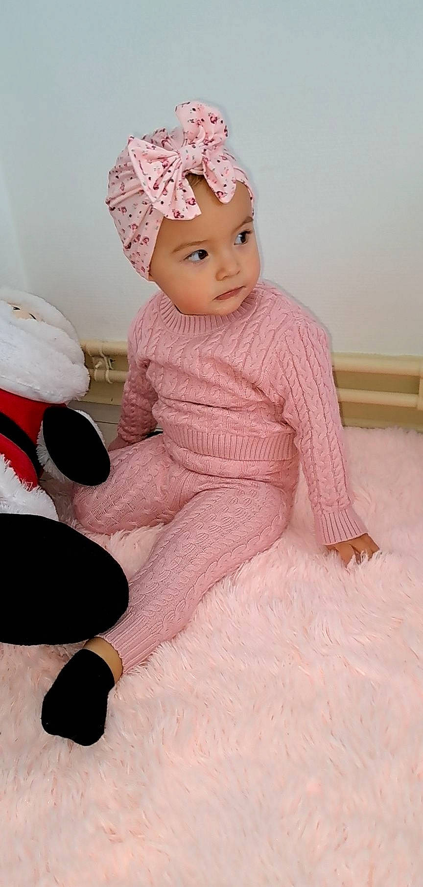 Catalia a rejoint le concours — aidez-le/la à gagner de superbes lots ! baby, baby_toddler_clothing, cap, carmine, child, comfort, costume_hat, fashion_accessory, flooring, headband, headpiece, human_leg, magenta, pattern, pink, sitting, sleeve, textile, thumb, toddler