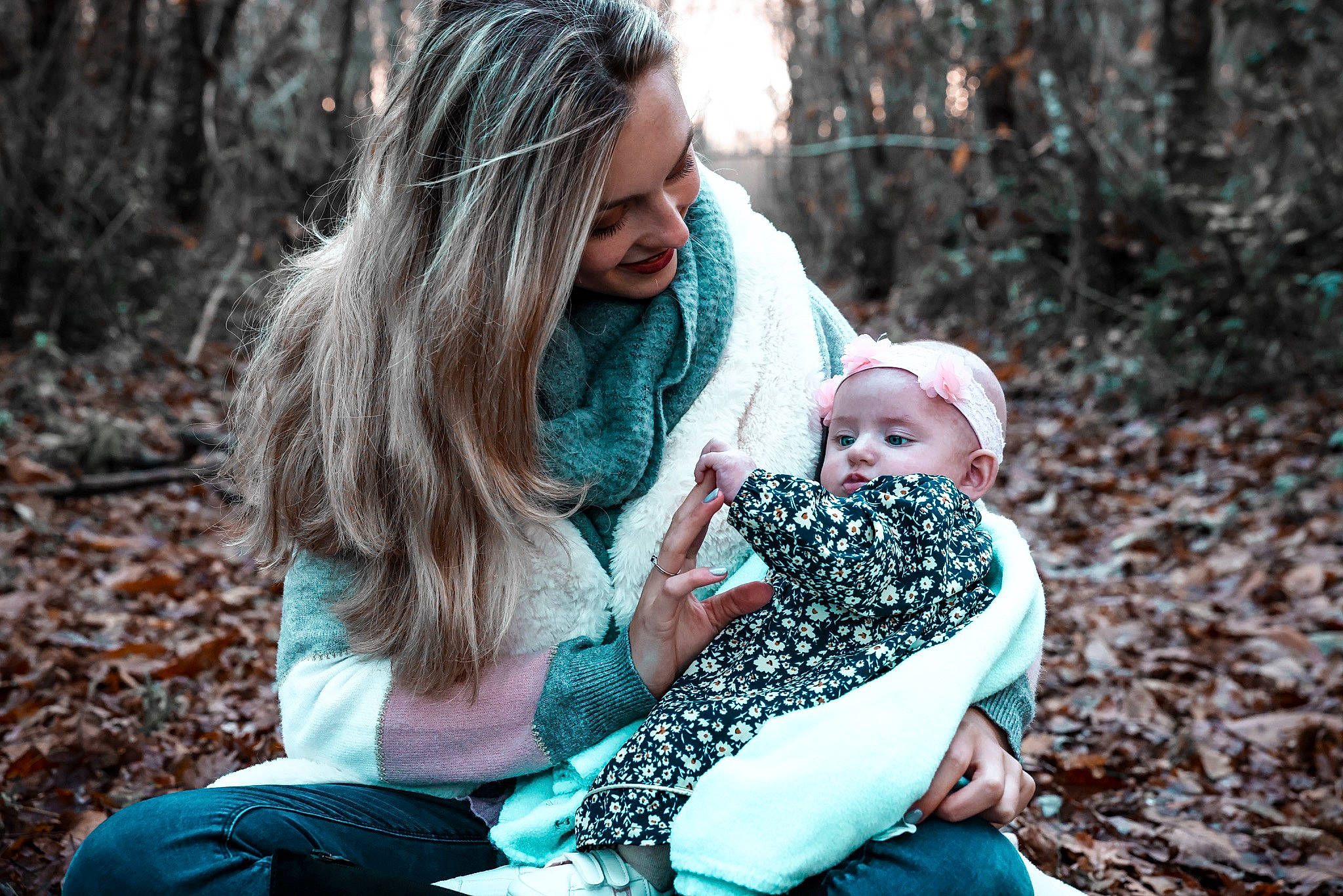 Mélody a rejoint le concours — aidez-le/la à gagner de superbes lots ! baby, blue, child, fawn, flash_photography, forest, fun, grass, hairstyle, happy, headwear, leisure, pattern, people_in_nature, person, plant, sitting, toddler, tree, wilderness