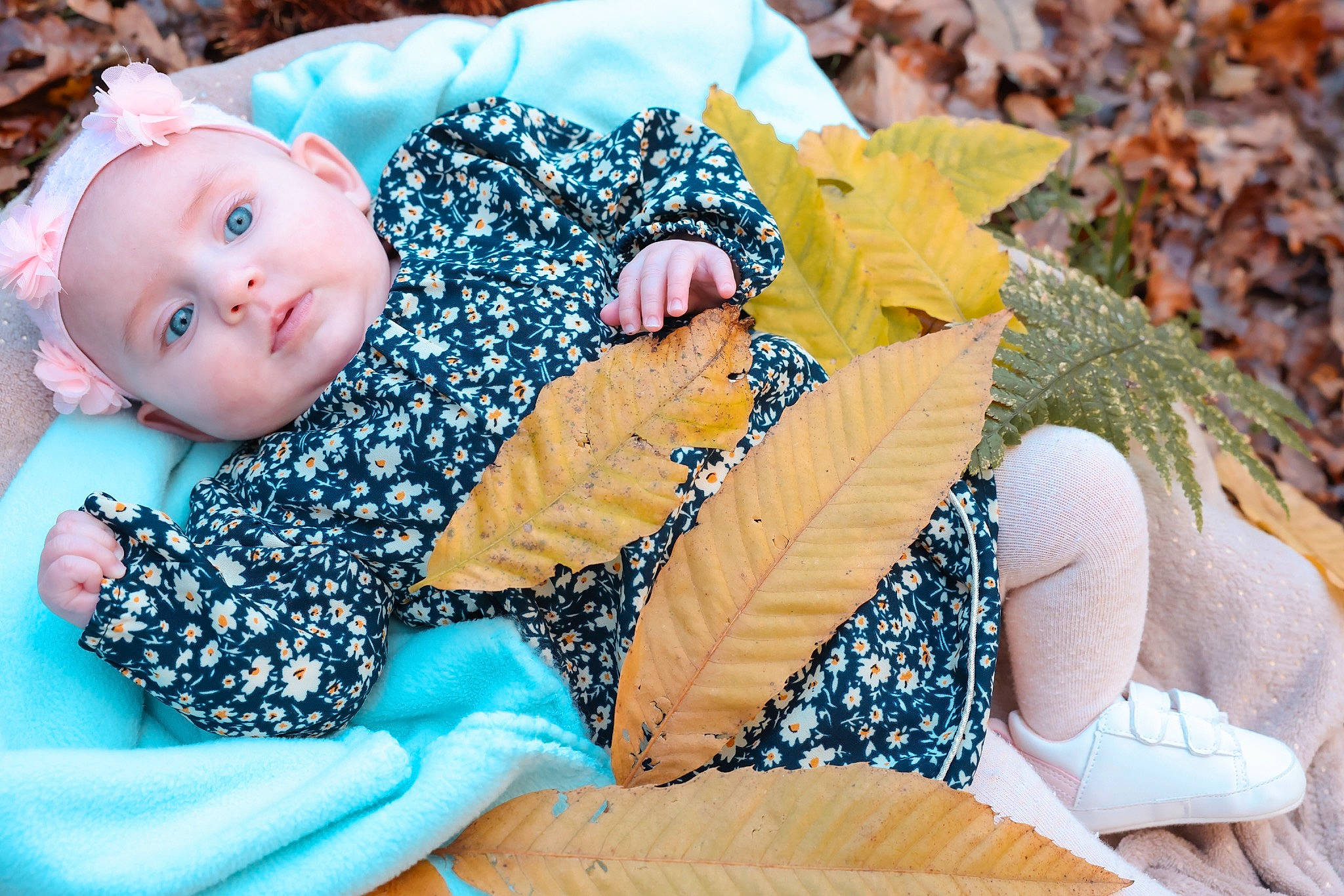 Mélody a rejoint le concours — aidez-le/la à gagner de superbes lots ! aqua, azure, baby, baby_toddler_clothing, blue, child, comfort, electric_blue, grass, happy, headwear, human_leg, leisure, pattern, people_in_nature, person, sitting, skin, spring, textile