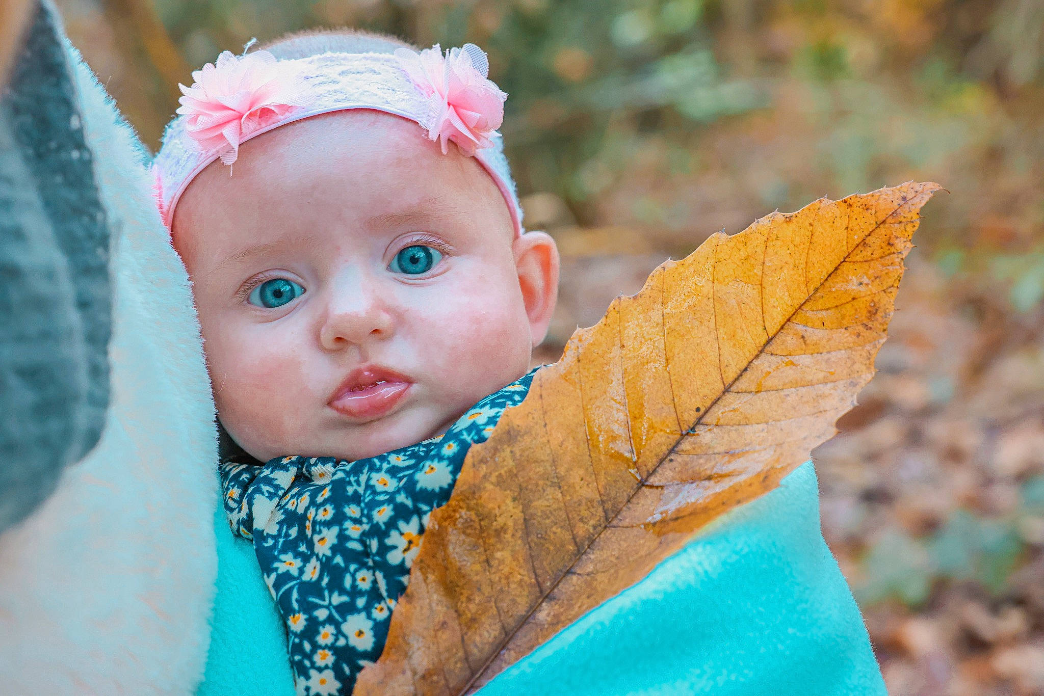 Mélody a rejoint le concours — aidez-le/la à gagner de superbes lots ! baby, baby_toddler_clothing, cap, child, close_up, eye, fashion_accessory, fun, grass, happy, head, headgear, headpiece, headwear, iris, lip, people_in_nature, person, plant, skin