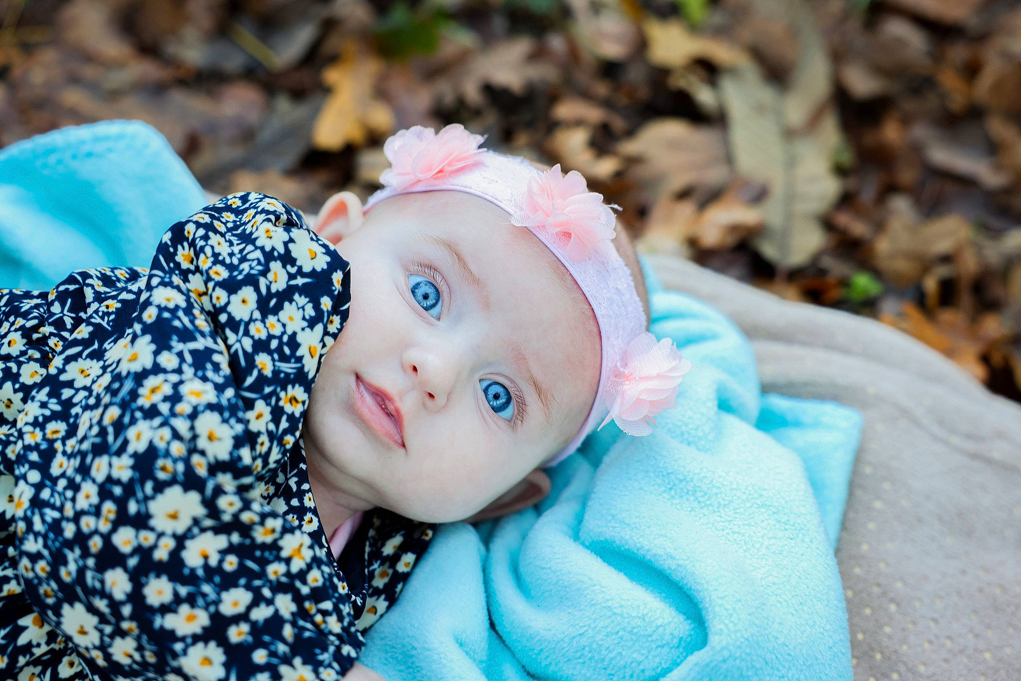 Mélody a rejoint le concours — aidez-le/la à gagner de superbes lots ! baby, baby_toddler_clothing, child, close_up, eyelash, fashion_accessory, flash_photography, fun, grass, happy, headband, headgear, headpiece, headwear, iris, lip, pattern, person, plant, skin