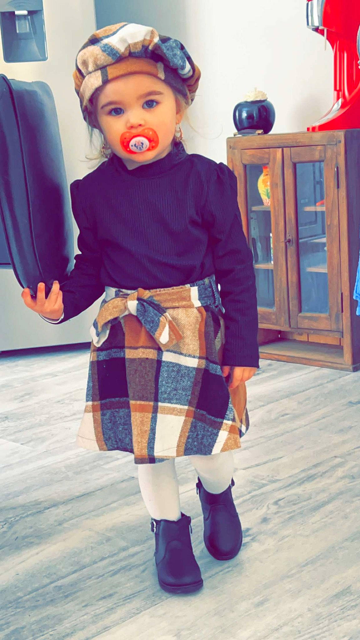 Kylianna a rejoint le concours — aidez-le/la à gagner de superbes lots ! blue, cool, door, electric_blue, fashion, fashion_design, fun, headwear, knee, pattern, person, plaid, sleeve, snapshot, sock, standing, tartan, textile, toy, vintage_clothing