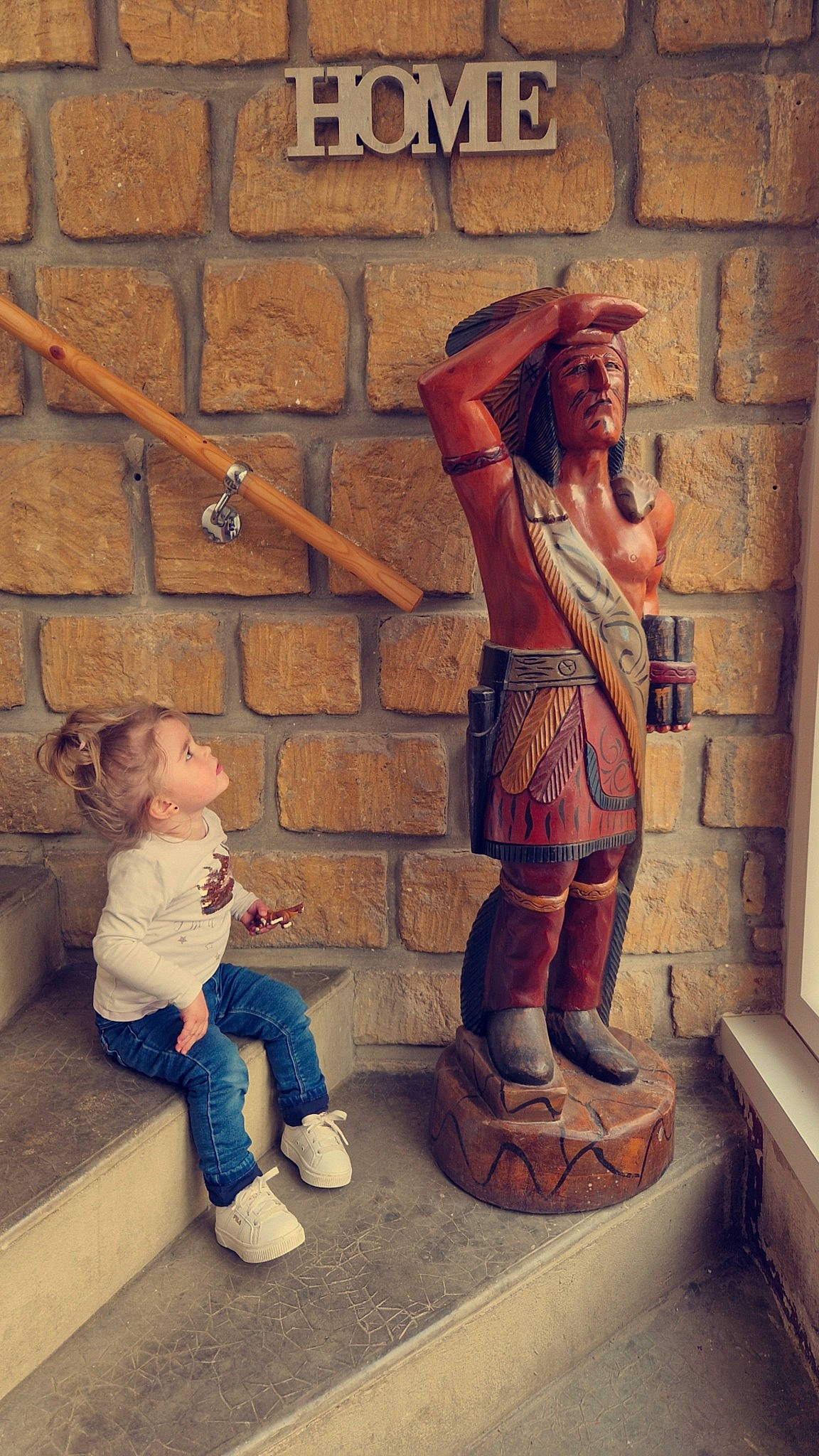 Kylianna participe au concours pour gagner de l'argent avec cette photo : ancient_history, art, artifact, brick, brickwork, carving, chest, flesh, fun, history, human_leg, metal, mural, person, sculpture, sitting, statue, toddler, vacation, visual_arts
