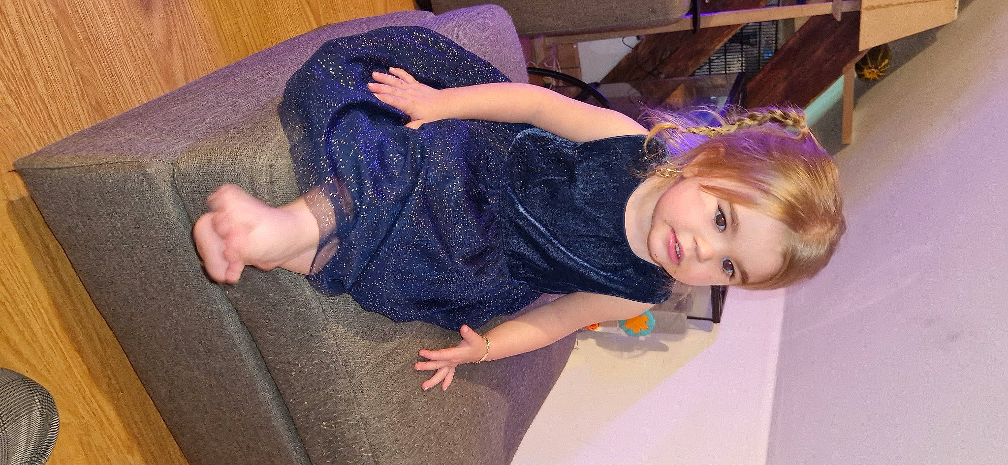 Kylianna participe au concours pour gagner de l'argent avec cette photo : barefoot, child, comfort, flooring, foot, fun, human_leg, joint, knee, long_hair, nail, pattern, person, purple, room, smile, sock, thigh, thumb, toddler