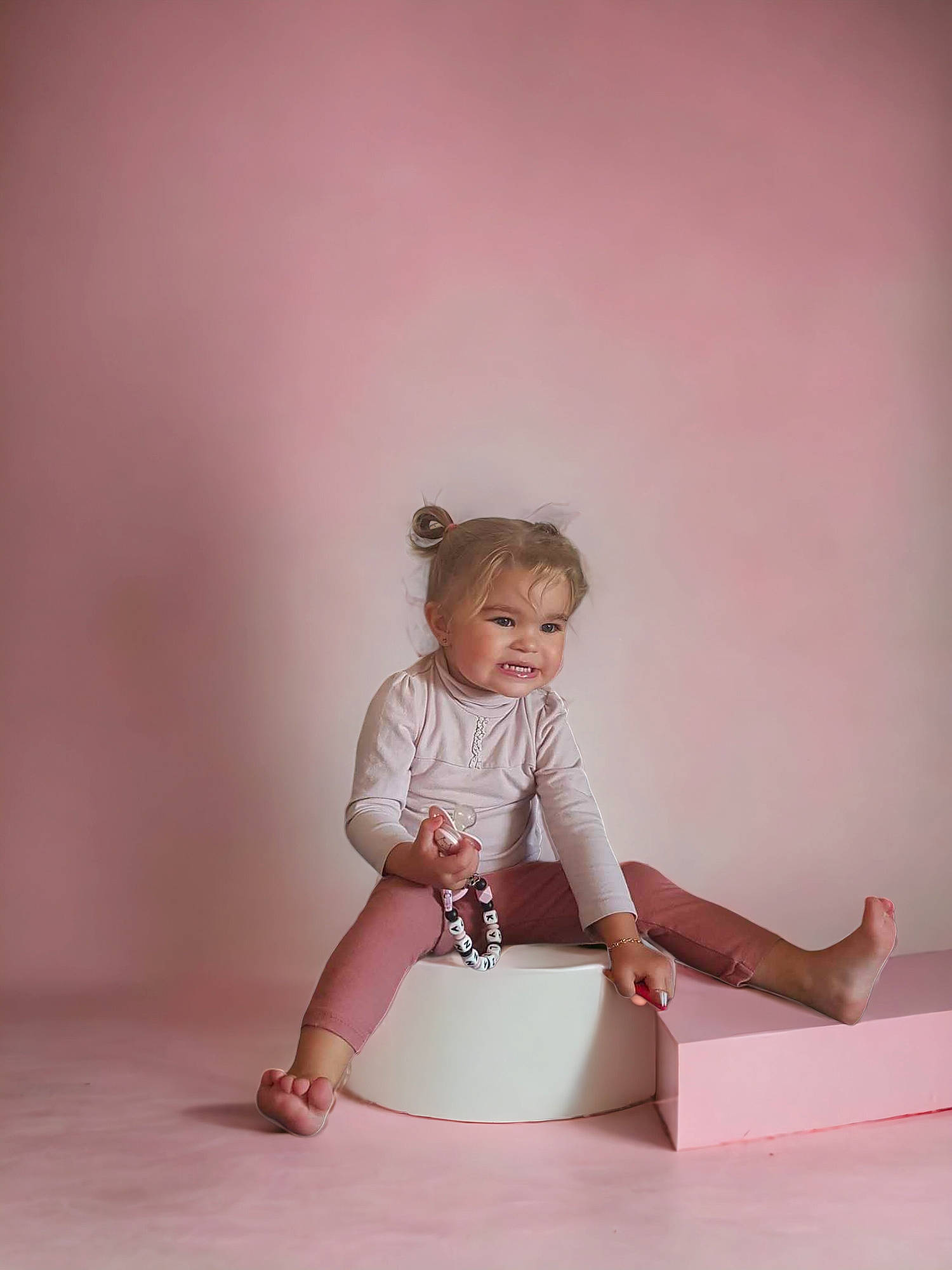 Kylianna participe au concours pour gagner de l'argent avec cette photo : balance, barefoot, elbow, fashion_design, flash_photography, flooring, foot, happy, human_leg, knee, leg, magenta, person, pink, sitting, sleeve, t_shirt, thigh, toddler, waist