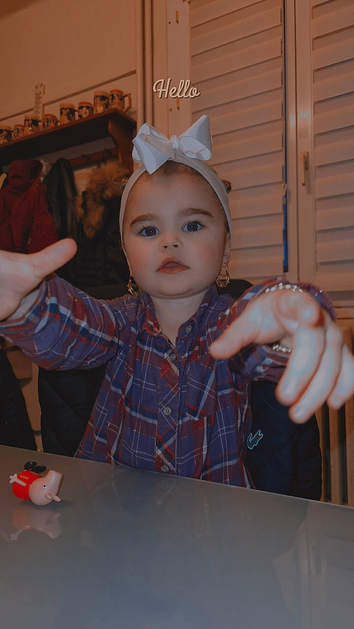 Kylianna a rejoint le concours — aidez-le/la à gagner de superbes lots ! baby, cap, chair, child, christmas, costume_hat, event, eyelash, facial_expression, fashion_accessory, fun, hand, happy, headpiece, pattern, person, sitting, skin, table, toddler