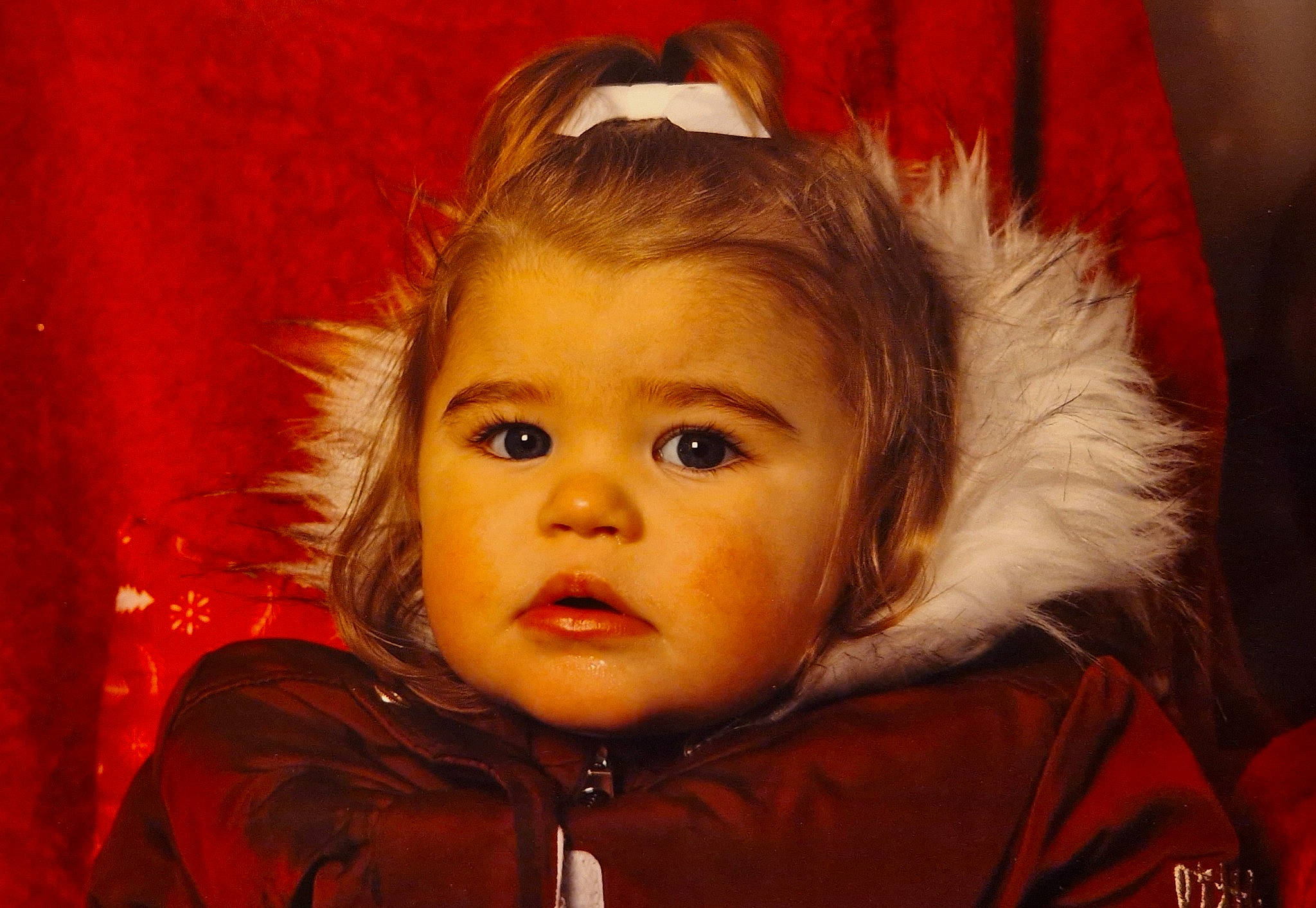 Kylianna participe au concours pour gagner de l'argent avec cette photo : blond, brown_hair, cheek, child, chin, eyebrow, eyelash, flash_photography, fun, fur, fur_clothing, goggles, happy, iris, jacket, lip, nose, person, sleeve, sunglasses