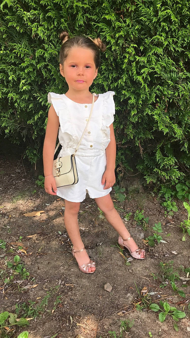 Shaina participe au concours pour gagner de l'argent avec cette photo : brown_hair, day_dress, fashion_design, formal_wear, fun, grass, happy, human_leg, leisure, lip, long_hair, one_piece_garment, pattern, people_in_nature, person, plant, sandal, sleeve, street_fashion, vintage_clothing