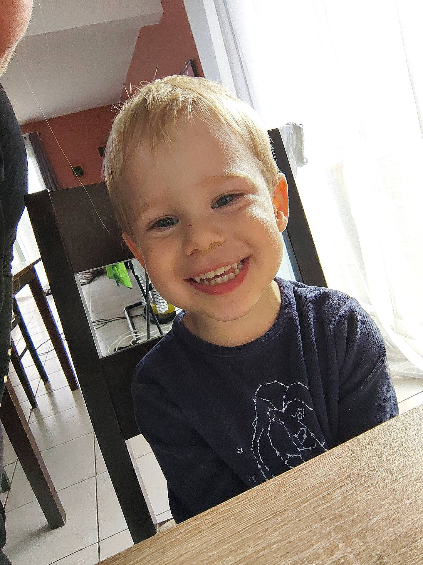 Aaron a rejoint le concours — aidez-le/la à gagner de superbes lots ! architecture, baby, bodypart, building, clothing, diningroom, diningtable, face, furniture, head, indoors, mouth, person, photography, portrait, room, t_shirt, table, teeth, wood