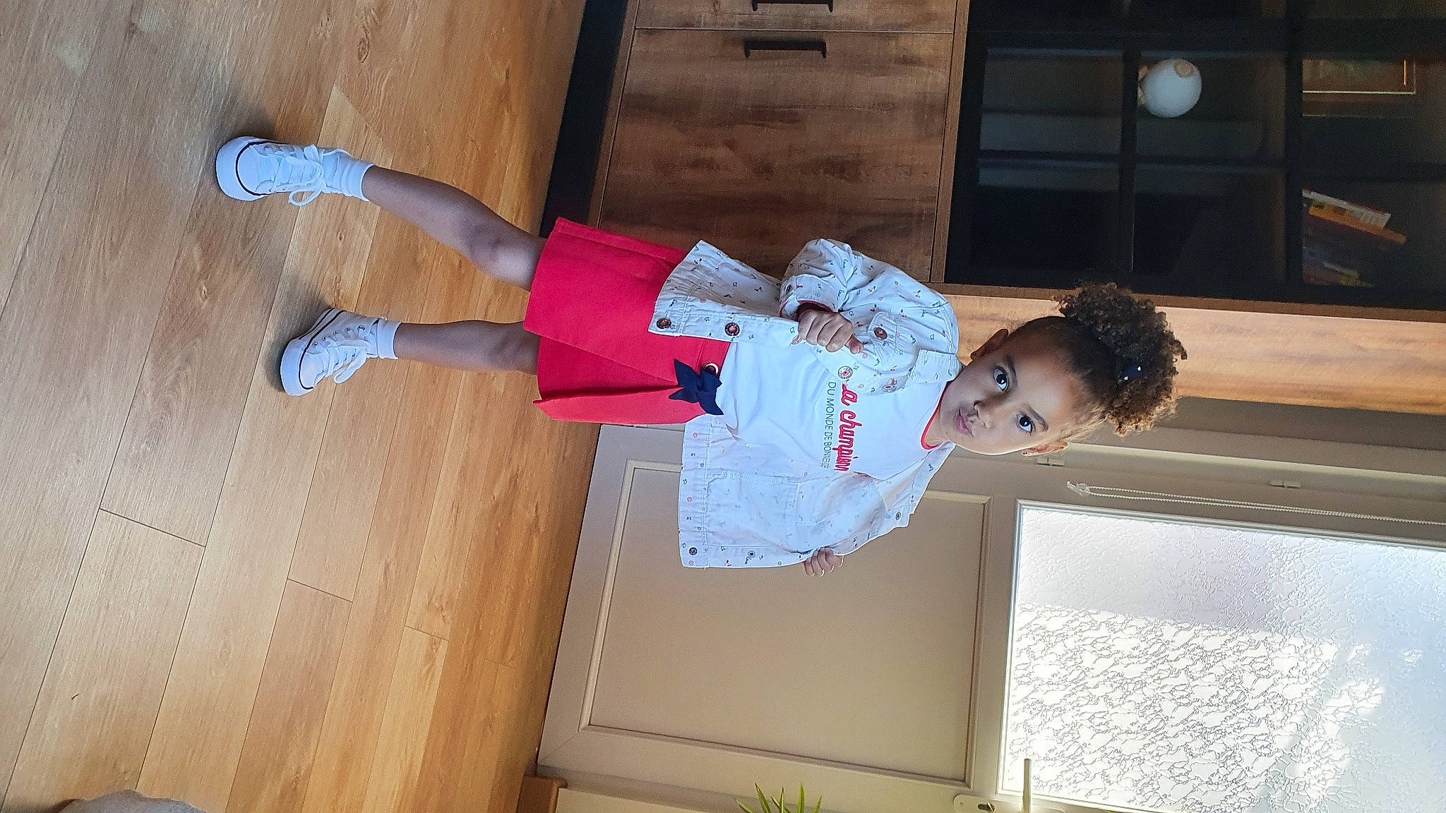 Lyna participe au concours pour gagner de l'argent avec cette photo : carmine, elbow, flooring, foot, fun, hardwood, human_leg, knee, outdoor_shoe, pattern, person, plant, sock, sportswear, thigh, varnish, walking_shoe, wood, wood_flooring, wood_stain